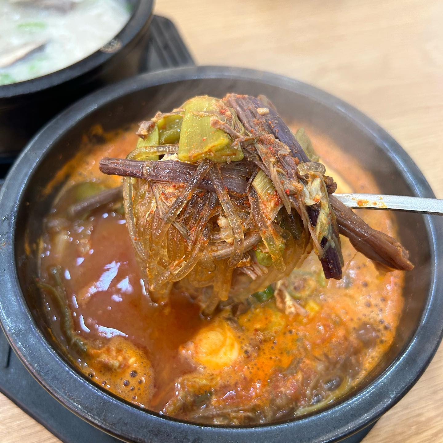 #협찬 #목동맛집 #목동역맛집 #신정맛집 #신정역맛집 #목동한식 #양천맛집 #한식 #한식맛집 #육개장맛집 #곰탕맛집 #순대국맛집 #양천구맛집 
.
.
.

직접48시간 푹 끓인 한우육수로 만든 진정한 전라도 곰탕과 육개장 맛집 
감골 육개장 곰탕🖤
-목동에 오픈한 곰탕과 육개장 맛집 
-인스턴트 고추기름 없이 이틀이상 고아낸 곰국과 양지 육수를 혼합아여 양념을 넣고 끓인 고유 전통 육개장과 곰탕
-친절하신 사장님덕분에 기분좋게 식사할수 있었어요~ㅎṑṑṑṑṑṑ
-매장 내부는 꽤 넓은편이여서 단체모임이랑 회식하기 적합하고 혼밥하기에도 깔끔해요!
-기력에 좋은 음식이라 먹고 나서 속이 편해요👍🏻
-가성비가 좋고 순대국 , 곰탕, 육개장 이 대표메뉴인데 입맛과 취향에 따라 부대맛, 라면, 얼큰맛을 고를 수 있어요!
-보통 사이즈와 특 사이즈 선택가능
-숨은 안주 맛집(보쌈과 전골)
-직접 담그신 김치와 깍두기와 정말 맛있어요🤗
-감골 곰탕은 안에 소면이 들어가있고 국물이 진해서 맛있고 부대육개장은 한우육수를 베이스로 부대찌개의 맛도 같이 즐길수 있어요!̆̈!̆̈ 

📍위치 :서울 양천구 오목로 185-1 충경빌딩 1층 감골
☎️매장번호 : 0507-1466-8011
🕖영업시간 : 월~토 10:00~22:00