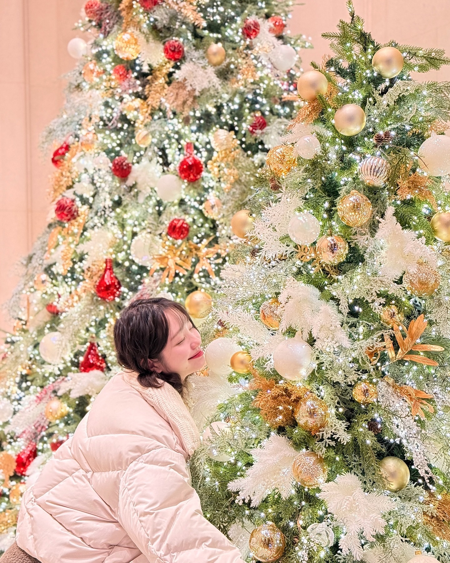 남편이 여긴 꼬옥 가야 한다면서 데려가 준
장충동 카페!✨ 새로 생긴 곳인데
문을 열자마자 호텔 로비처럼 웅장한 느낌..🥹
세상의 예쁜트리들을 다 가져다 놓은 것 같았어요🎄
층고가 정말 높아서 카메라에 다 안담기더라구요

주수가 높아질수록 탱탱 부어서
옷핏도 예전 같지않고 속상했는데
기분전환이 되었던 행복한 하루였어요🤎

📍트웰브 남산
✔️매일 09:00-20:00
✔️금액대별 무료 주차시간 상이

#28주임산부 #임산부기록 
#크리스마스카페추천 #중구크리스마스 
#장충동카페 #트웰브남산 #중구데이트