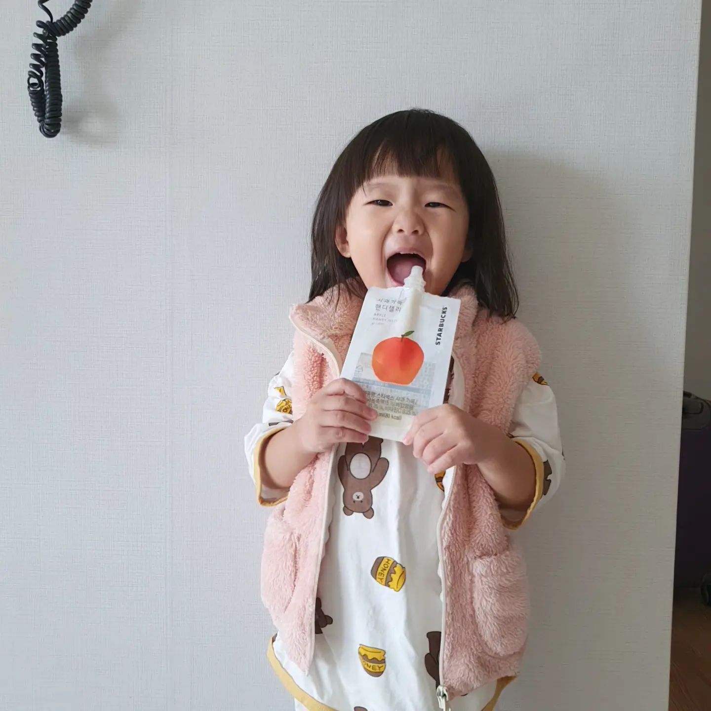 🎀

요즘 애교가 산을 찌르는중..
찬물로 물놀이 한판하고 벌써 반나절 지났네🙂

#둘째 #31개월딸 #귀염둥이 #엄마눈에콩깍지 #내년엔얼집가자  #지금도좋지만 #엄마조금만쉴게 #잠깐일꺼같지만