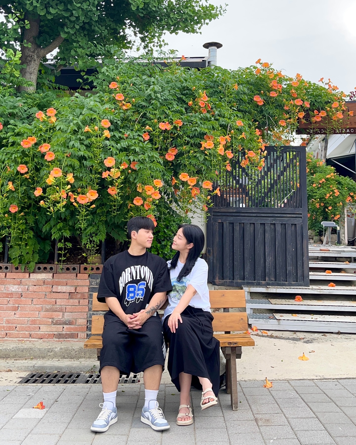예전부터 가야지 하고 있다가 드디어 다녀온 능소화 카페 
청주에 능소화 맛집은 여기가 최고가 아닐까 🍀

어제 다녀온 기준 지금 딱 능소화가 예쁘게 피어나고 있어서 지금부터 다녀오기 좋으니 날씨 좋은 날 능소화 보며 힐링 하세용 ✨ 

🔅 향기나무 커피 (hyangginamu_cafe )
▪️문의면 미천리 228-38
🚗 카페 근처 도로 주차 가능 

#청주 #청주카페 #청주카페추천 #청주능소화 #청주꽃카페 #능소화카페 #능소화맛집 #능소화뷰 #능소화포토존 #카페추천 #청주에서뭐하지 #청주데이트 #청주데이트코스 #청주카페탐방 #청주카페투어 #대전근교카페 #천안근교카페 #세종근교카페 #청주외각카페 #문의면카페 #능소화꽃 #능소화명소 #청주능소화핫플 #커플 #커플사진 #커플여행 #커플스냅 #커플데이트