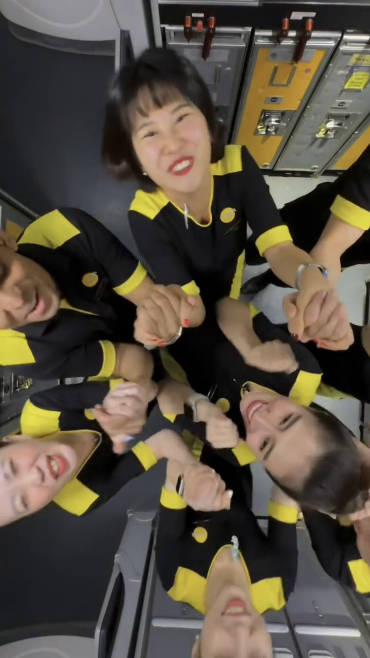 Airline Crew Trend Vid ✈️😛 ? Is it too late to catch up the trend?! 😆 Always so fun to work with amazing team 💛 스쿠티라이프 🐝 즐겁게 일하고 있답니다. 외항사 승무원의 삶의 현장 ! 🫶 #webleedyellow #thescootlife #scootbae #asianflightattendant #외항사승무원 #승무원일상 #crewlife #yellowfamily #드림라이너