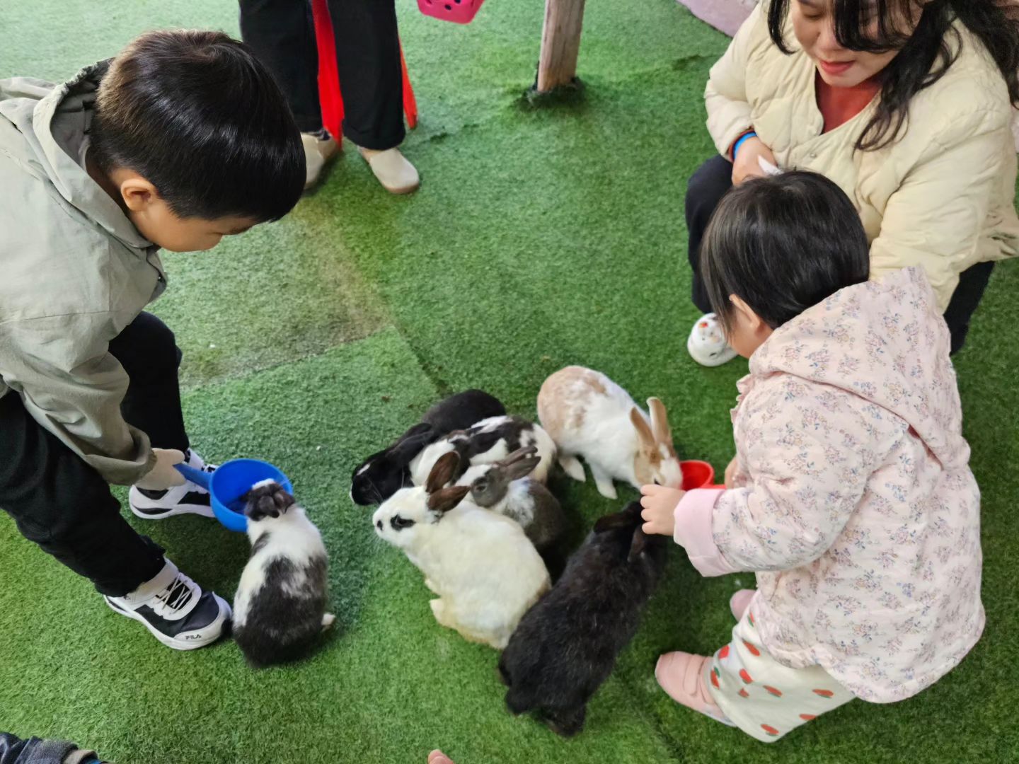 지난 20일,
지영이랑 함께한 여행ㅎ
벌써 우리가 같이 한지 11년

그냥 눈만 마주쳐도 서로가 생각하는 걸 알아채는 그런 마음에 또 함께라는 게 행복이라는걸 알려준다

이제는 가족보다 더 가족같은 내동생♥︎
찬혁이 찬율이도 이모의 사랑에 힘을 내고
나도 너의 사랑에 힘을 낸다😍

사랑해 내동생😍

#지영이랑 #찬혁이랑 #찬율이랑
#엄마가못해주는거해주는이모