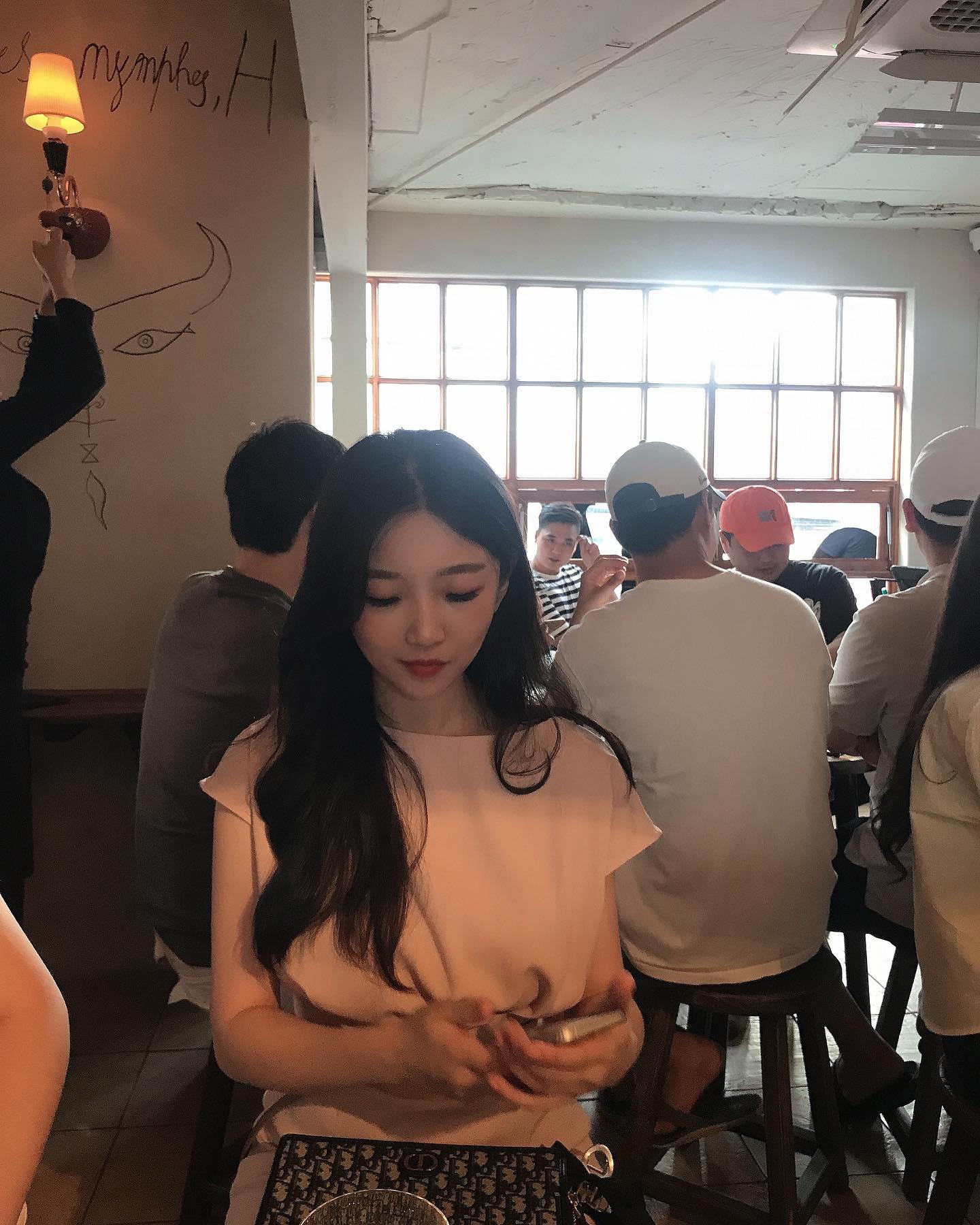술 종류별로 마신 날인데
담날 컨디션 멀쩡했음🫢

설마 아영이가 우리에게 준
셔서 죽을 것 같은
레몬..비타민? 때문일까?

(사진은 미뤄야 제맛,,^^)

#노커어퍼 #하트시그널
#용산 #재즈바