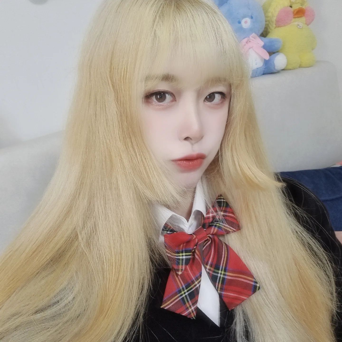 탈색하니 뿌리가 왤케 빨리자라지...
뿌리3cm넘게 자라서 오라고 신신당부하셔서...이번엔 참아봐야는데 벌써힘들다😢