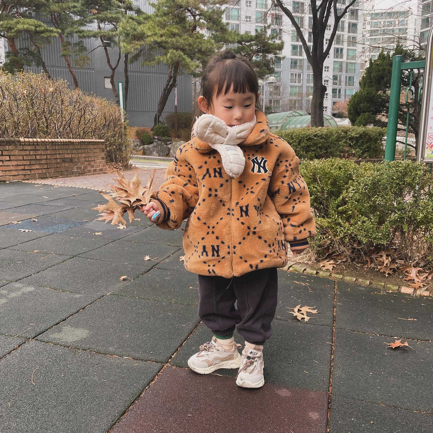 낙엽수집을 좋아하는 어린이 🍂
이쁜 낙엽 하나 골라서 책갈피도 하나 만들었다
민서가 클때까지 잘 간직하고 있어야지 🤍
