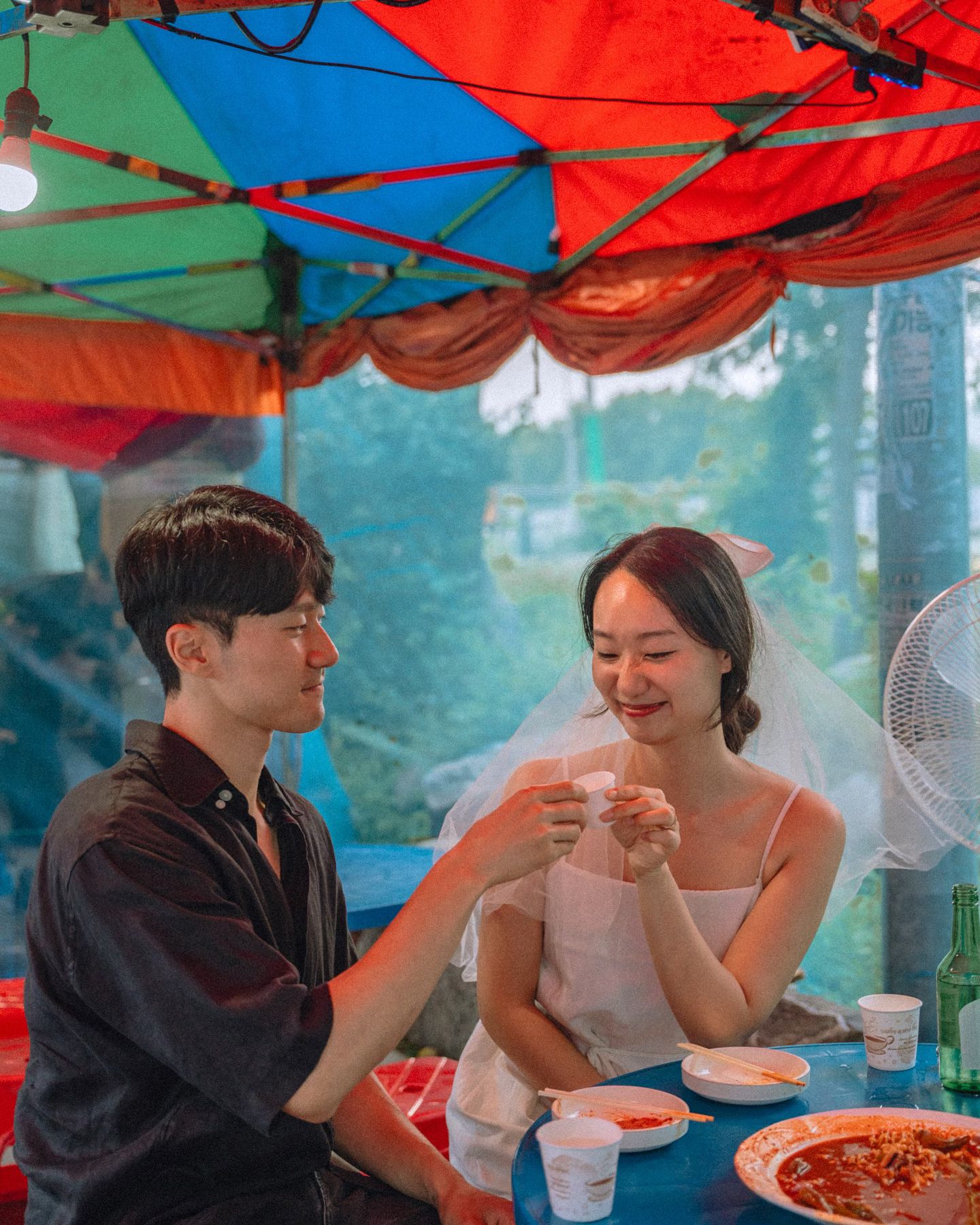 🍶
함께 하는 한 잔이 맞닿으며 
우릴 취하게 하고 
솔직하게 하고
가깝게 해

📷 badam_film
