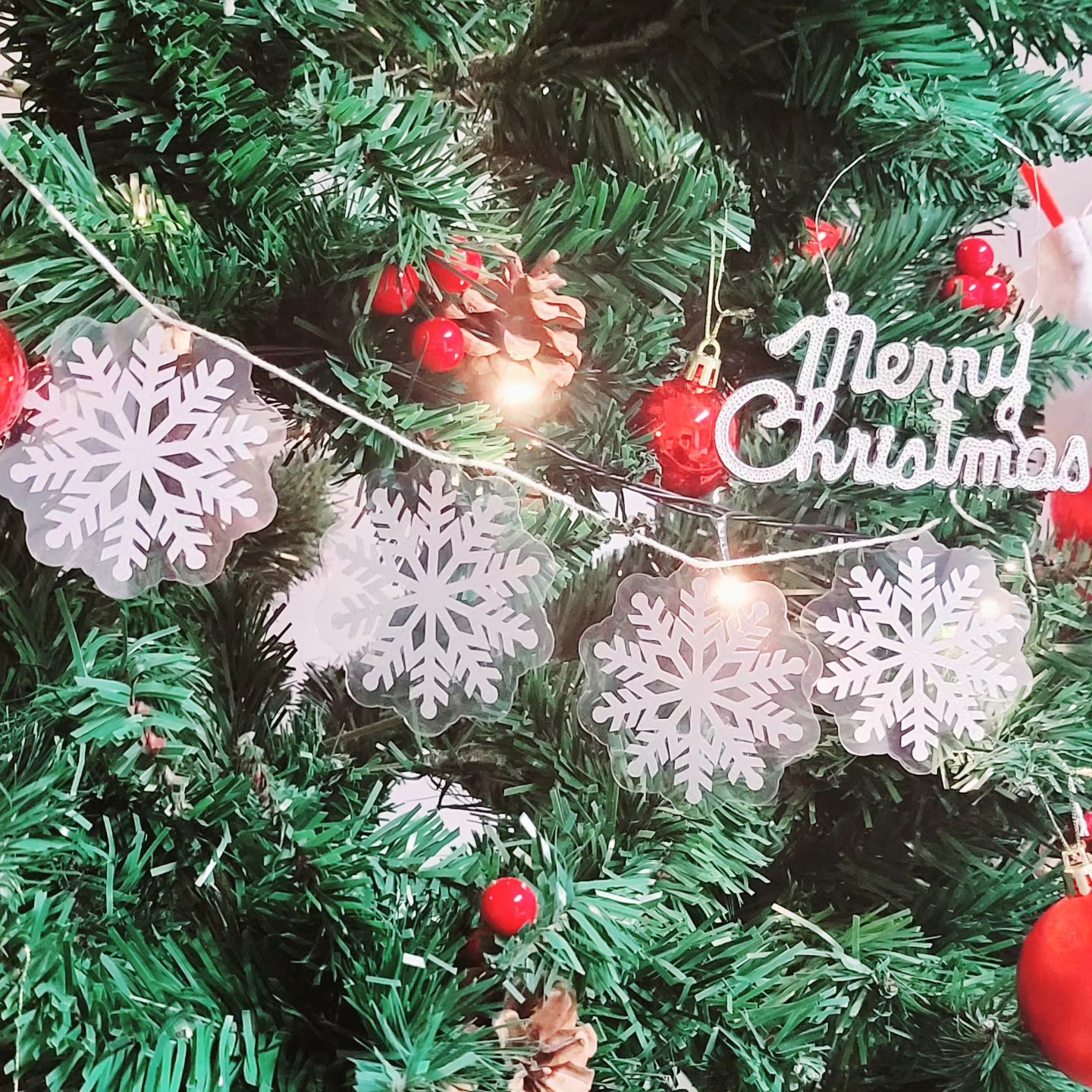 #눈꽃 #가랜드 #❄️

트리장식으로도 크리스마스 장식으로도 간단하게 가능한 눈꽃 가랜드❄️

아세테이트 필름지가 없다면 손 코팅지로도 만들수있지요. 
하지만 정교한 이 컷팅만은 크리컷만 가능하지😏

" cricut_kr " _크리컷코리아🎀

#크리컷 #12일의만들기
#크리컷만들기 #크리컷과함께크리스마스