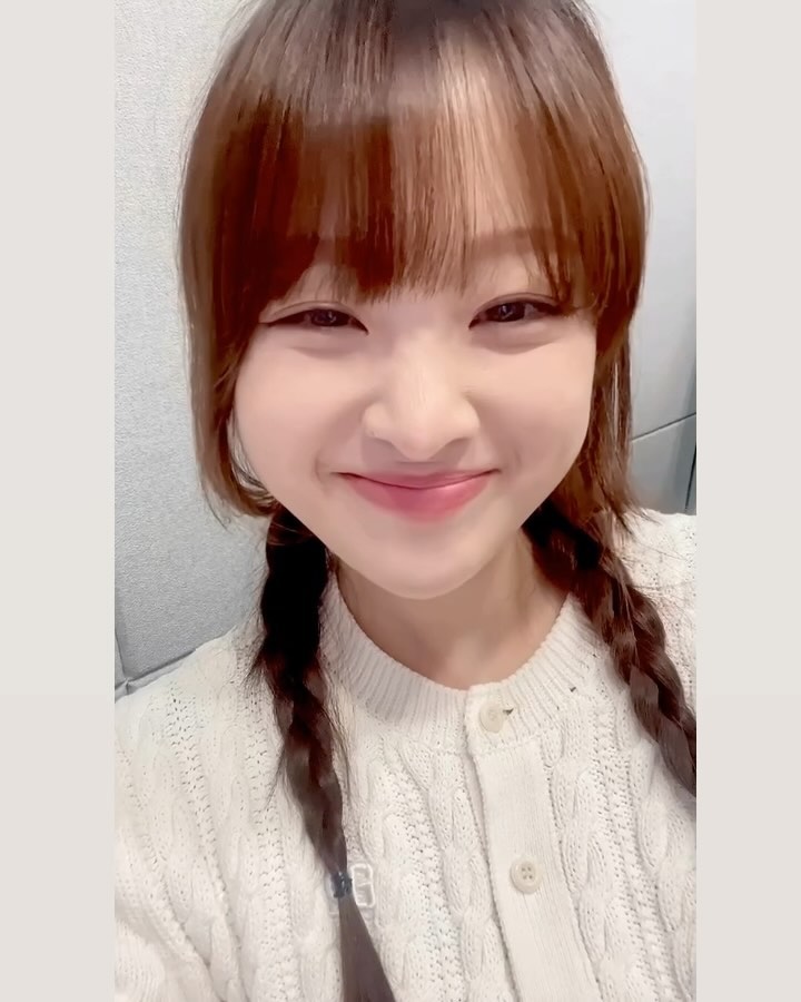 마음을 터놓고 내 이야기를 하고 또 상대의 이야기도 듣는 관계가 있는 것. 그게 행복이 아닐까 생각했다. 내가 좋아하는 사람들은 지금 행복할까 둘러보며 관심과 애정을 쏟아 보기로 했다.

1월 마지막 주에는 책을 읽고 읽고 또 읽었다. 집밥을 해먹고. 아몬드가루와 알룰로스를 이용해서 노 밀가루 노 설탕 빵을 만들어 먹었다.

매일 10km 걷+뛰기를 하루도 빠짐없이 했다.

기상청에서 즐겁게 일했다. 연속해서 계속 계속 출근해도 그냥 다 좋았다.

살면서 지금까지 중에 가장 몸에 힘이 넘쳤고. 마음에서도 힘이 넘쳐 흘렀다. 사주를 혼자 들여다 보며 5행이 다 있다는 걸 알았고. 나의 다양한 살을 알게 되었고. 그것들이 전부 다 마음에 들었다. 

친구와 내 남결을 같이 봤고. 박민환의 예전 버전 프로포즈마저 좋아하는 나를 보며 친구가 이상하게 생각하지 않아줘서 즐거웠다.

2024년은 느껴지는 기운과 감이 짱이다. 그만큼 내가 감사하며 열심히 살아야한다는 것을 느끼기 때문에 최선을 다해 멋지게 지내고 싶다.