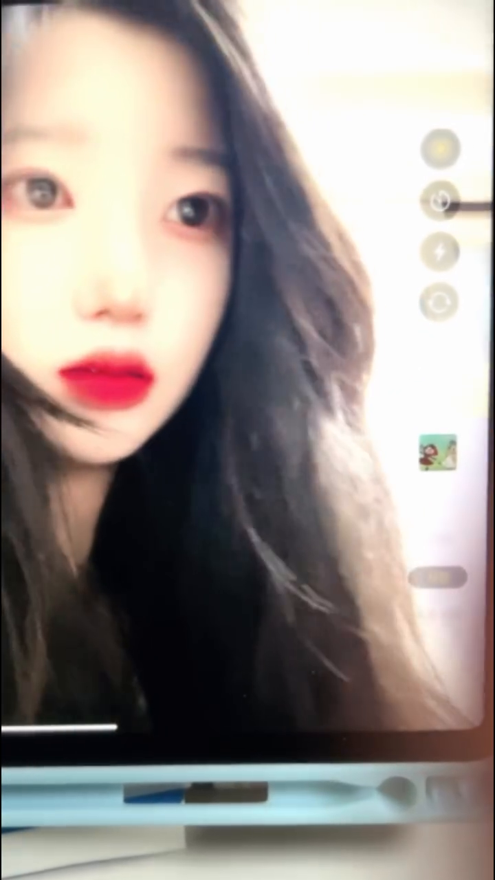 💋입술밖에 안보여
뽀뽀 안한지 오조오억년...