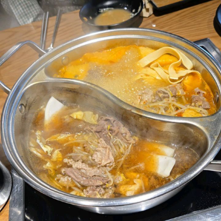 #협찬 #장지역맛집 #장지역샤브샤브 #가든파이브맛집 #로운샤브샤브 #무제한샤브샤브 #스키야키맛집 #훠궈맛집 #샤브뷔페

소고기부터 신선한 50여가지 토핑까지 
건강한 치팅데이를 즐길 수 있는 샤브샤브 브랜드
에피타이저부터, 식사, 디저트까지 3코스 밀을 
한번에 맛볼 수 있는 가성비 샤브샤브 로운이에요~

로운 겨울 신메뉴! 버라이어티 샤브샤브
총 7종의 육수로 샤브샤브를 즐기실수있는데요~
이번에 새로 추가된 토마토탕 백탕 베트남식 육수
세가지 중 두가지 토마토탕과 베트남식 육수를 
이용해 샤브샤브를 해먹어봤는데요~

베트남식은 소고기와함께 쌀국수느낌이나는
샤브샤브를 해먹을 수 있었고
토마토탕은 아이들도 잘먹을수 있는 뭔가
친근한맛의 샤브샤브였어요~^-^
매운거 못먹는 저한테는 반가운 육수들이에요

고기부터 야채 디저트까지 모두 자유롭게 즐길수 있는
가성비 좋은 로운 샤브샤브여서
연말연시 단체 모임 가능한 넓고 쾌적한 매장 찾으시는
분들께 추천드리고 싶어요~^-^