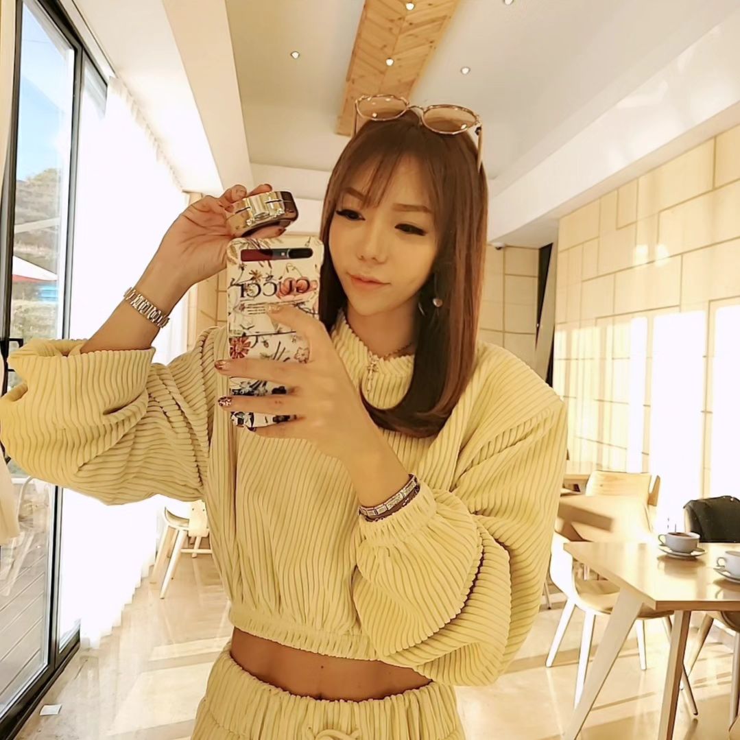인님들~~~ 그동안 잘 지내셨나요?💕

연말이라서, 정신없이 보내느라, 
오랜만에 인사드려요오~😄😂

얼마전 다녀온 카페인데, 
첫번째 사진이 약4-5년전에 같은장소에서 찍었던 사진이구요 

두번째 사진부터는~ 이번에 재방문하면서 찍어왔어요오~💕

진해에서는 꽤~ 유명한 카페~ sd카페~

커다란 백이, 눈길을 끌죠. 거기에 바다뷰도, 😍🥰

곧 2023년도가 끝나가요오~~
힝, 한살 더 먹는게, 믿기지않는다는거!!😢😮‍💨

인님들 한해 마무리 잘하시구요~
우린 또 2024년도에 햄볶해지자구요오~⚘️🎵

#벌써_23년도가_지나간다아!
#2024년도에는_행복만가득하자구요!
#진해카페추천 #마창진카페 #카페투어 #오늘도행복해❤️

이제부터, 밀린답방가요오~ 둑흔둑흔,
인님들 피드구경가야딩~~~~~🥰😍💕❤️😘