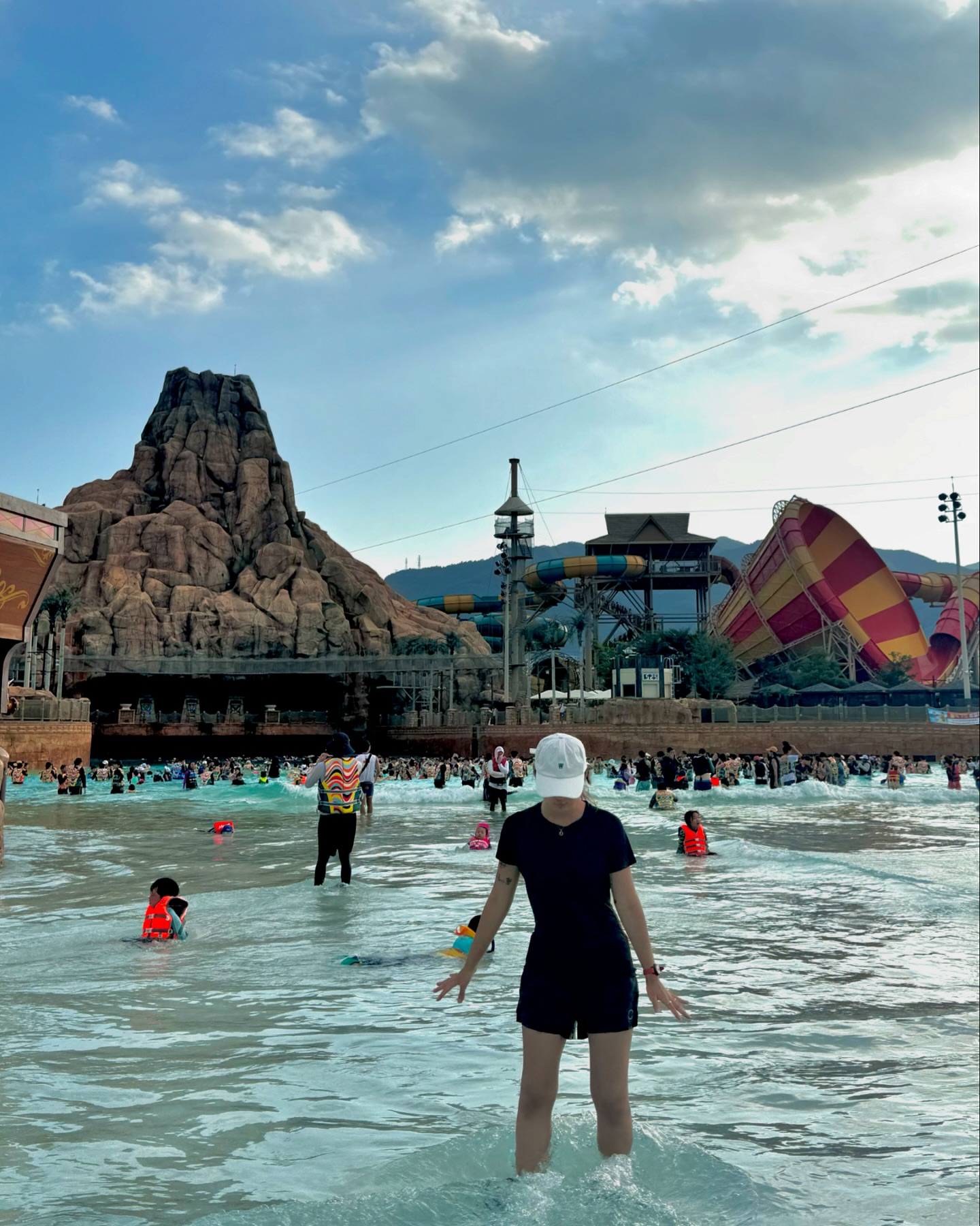 올 여름 물놀이💦🌊🩵
둘다 수영 못 하지만 함께 한 첫 워터팤🎢
하루종일 타이밍 잘 맞아서 대기 없이 재밌게 놀았던 하루,
데리고 와줘서 고마워 이숑💙