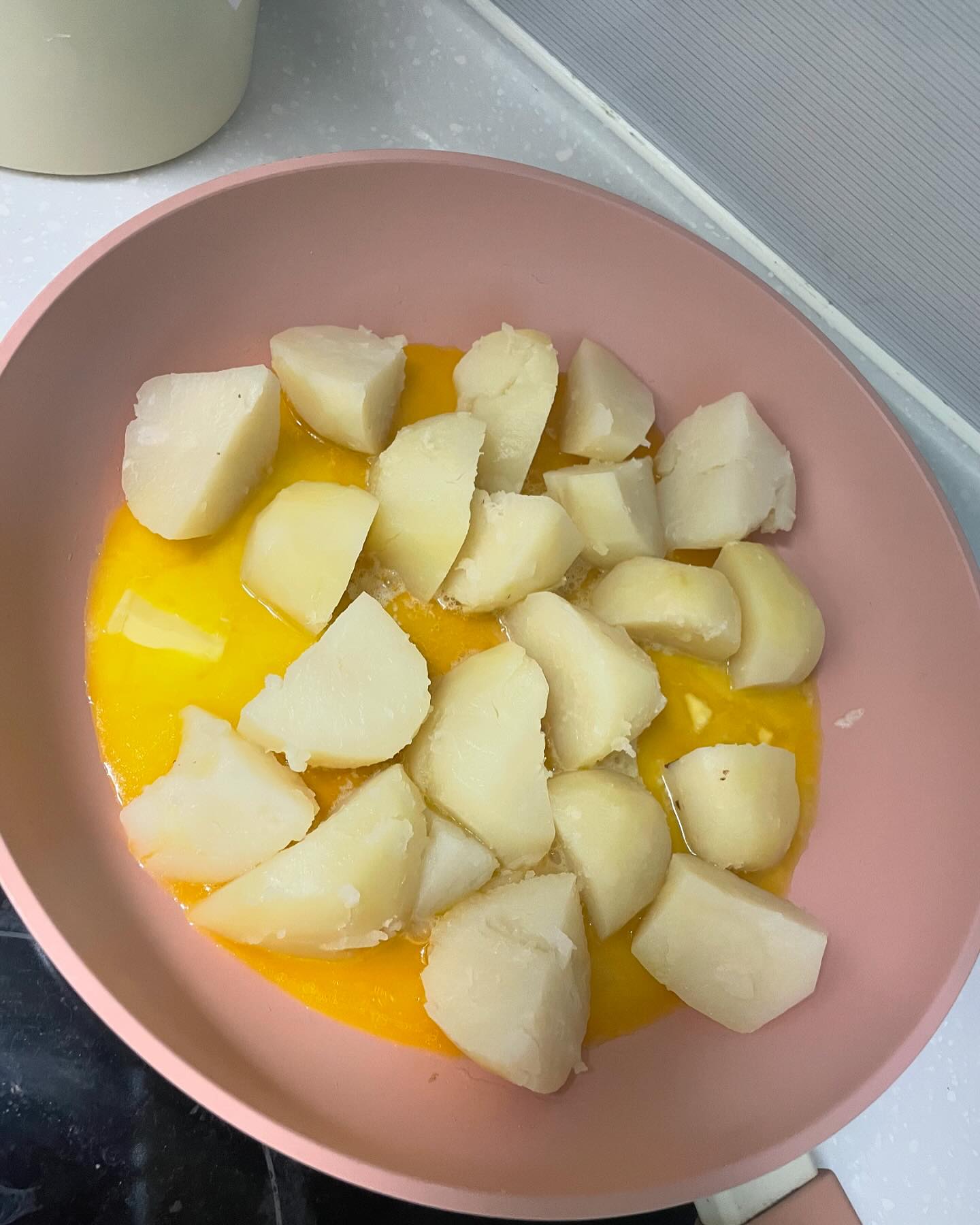 휴게소 버터감자 생각나서 버터감자했다가 땀범벅(에어컨틀고했는데도) 그래도 나름 뿌듯쓰👉🏻👈🏻
#감자는휴게소알감자가최고#버터감자#더움주의