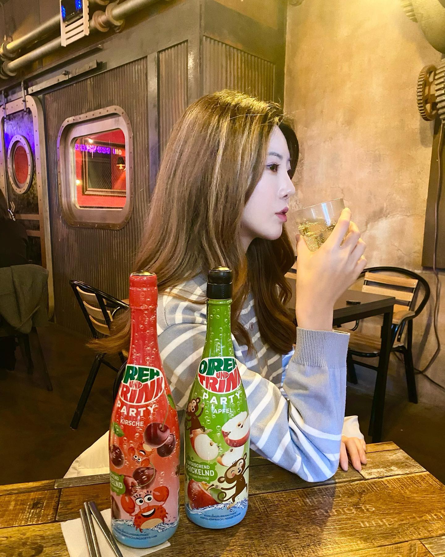 #협찬

크리스마스에 케이크에 마시기 딱 좋은 무알콜 샴페인
키즈 파티용 스파클링 주스🍾
크리스마스 분위기를 더 업 시켜주는
가족들이랑 마시기 좋은 음료에요🎄
맛은 시중에서 잘나가는 탄산음료 맛 정도로
맛있어요!

#어린이파티음료 #키즈파티 #트위스트파티 #수입사탕 #수입캔디 #드롭어소티드소프트캔디 #셀스타그램 #얼스타그램 #셀피 #セルカ #좋아요반사 #맞팔 #오오티디 #데일리룩 #일상 #데일리 #20