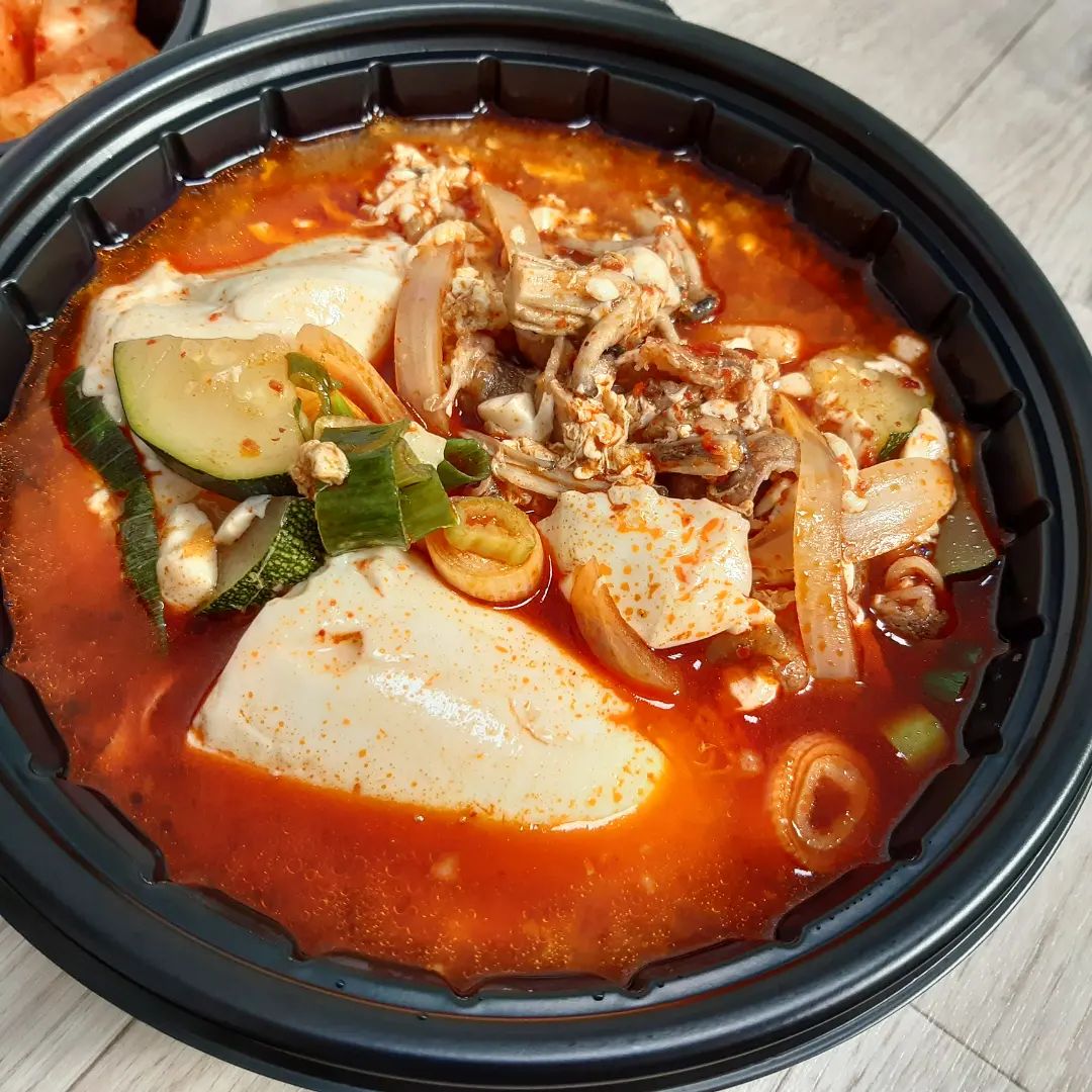 헹 젤 좋아하는 #찌개 = #순두부찌개  #순찌 
진짜 세 끼로  맨날 먹어도 불만 없이 먹을 수 있음..!
원래 #순댓국 집애서 시킨건데 이 날에 순댓국 보다 #순두부 찌개가 더 땡겨서 시킨 #우삼겹순두부찌개 ,, 헿 #우삼겹 =❤
자취러들한테 진짜 좋은게 순댓국 2팩 밀키트로 파는게 하나 가격임..
그래서 순찌 시키면서 순댓국도 같이 시켰눈데 밀키트는 별로라서 그냥 대충 먹고 버린듯..!😅 순댓국집인데 순댓국이 맛 없으면 되냐구여..
그래도 #함박스테이크 는 맛있었움 이거 먹으려고 시킬듯 ㄹㅇ..
주말인대 인님들 다들 맛있는 거 드시고 푹 쉬셨나요 얼마 안남은 주말 잘 보내세요🥰
아 여기 상호는 #박지혜모던순댓국 입니댱..

#먹스타맞팔 #먹스타그램 #먹스타 #맛집 #맛스타 #맛팔 #먹팔맞팔 #먹팔 #먹팔하면맞팔 #선팔하면맞팔 #팔로우 #foodstagram #follow #한식 #먹부림