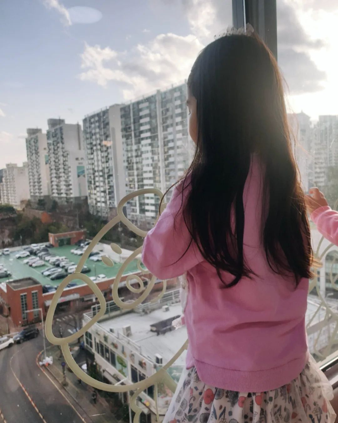 ㆍ
좀처럼 보기 힘든 지역에서 보는 눈이라
더 반가운 😊😊
깃털같이 날리는 눈이라 사진엔 찍히지도 않네🥲
 
키카에서 신나게 놀다가 창밖에 흰 눈발이
흩날리는것보고 너무 좋아하던 딸 😘
 
태어나서 처음 보는 눈이라며 너무 신기해하고
흩날리는 눈에게 인사도 하고 그렇게 한참을
창가에서 눈구경 😆
 
눈사람 만들정도는 아니라서 아쉬워하는 딸래미ㅠㅠ
썰매장이라도 데리고 가야하는가 🤣🤣🤣
 
 
 
#눈구경 #첫눈 #snow #57개월인생 #첫만남