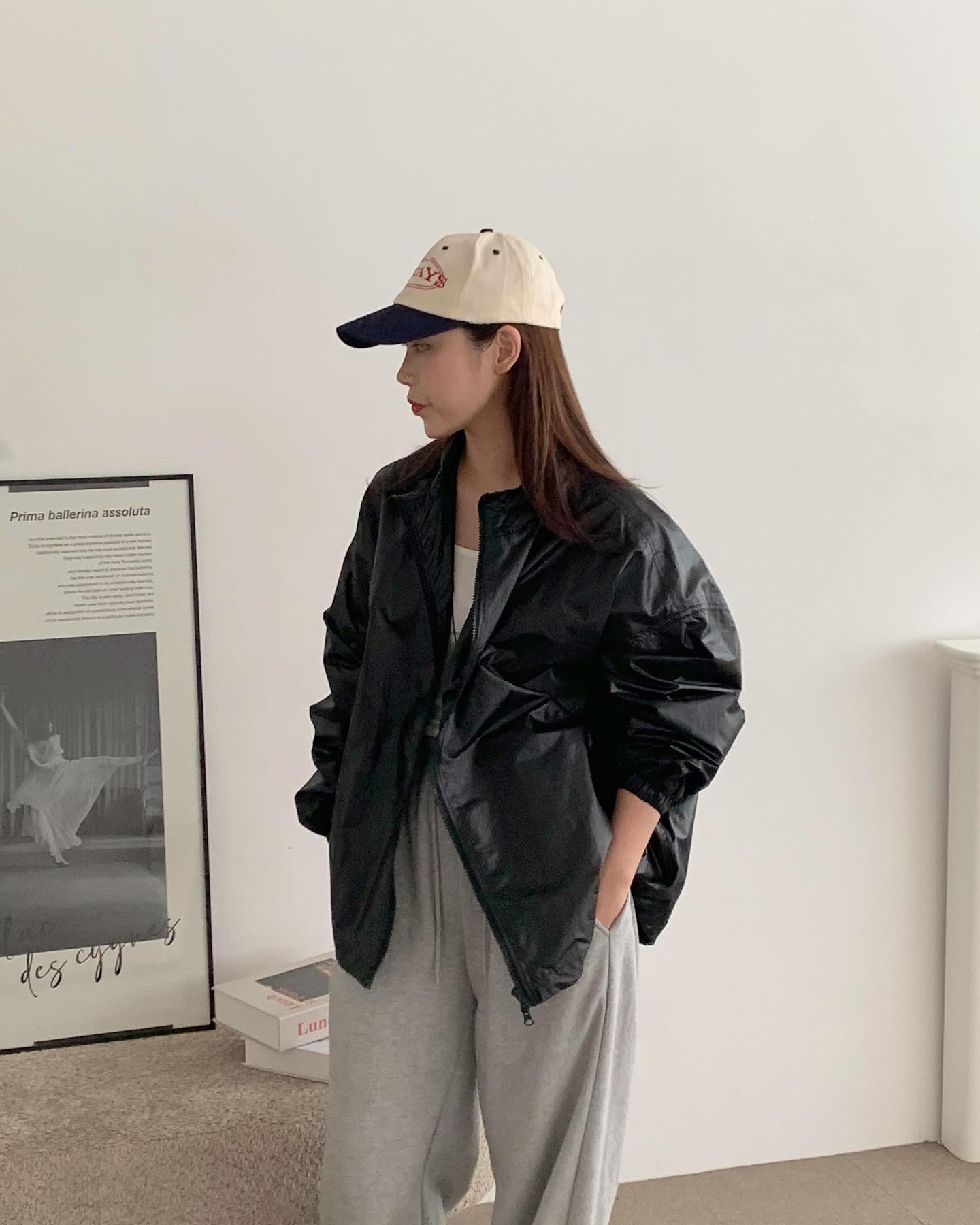 이 점퍼 맘에들었다잉 😁 
광택이 은은하게 나서 더 맘에듬 ㅠ
그레이두 있눈데 내픽은 블랙 💫