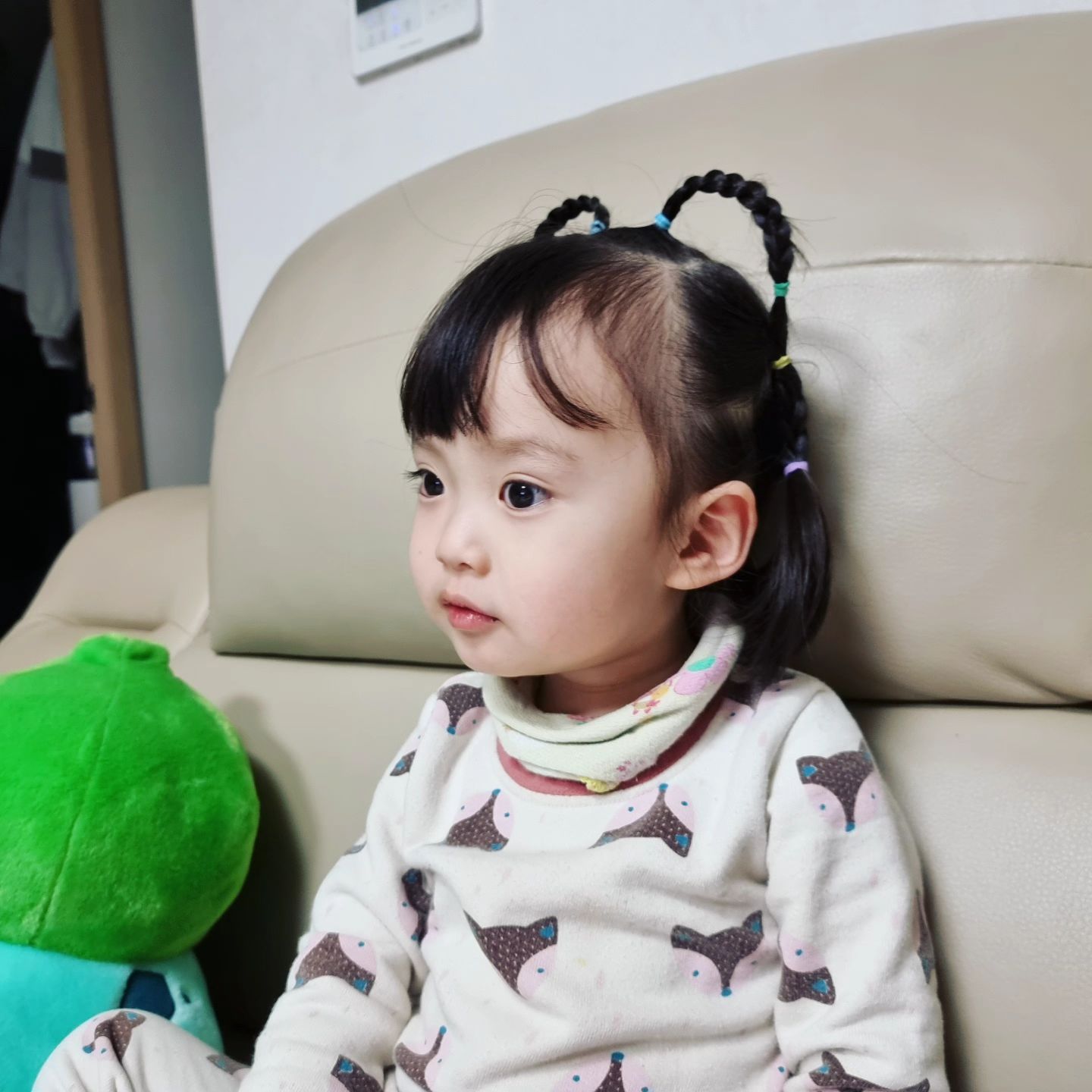 벌써 #30개월아기 와니가 되었어요
한동안 뜸했던 인스타 들어왔는데 팔로우 수 뭐지...
와니는 감기 잘 걸리면서 어린이집 다니고
머리 이쁘게 묶임 받으며 크고 있어요