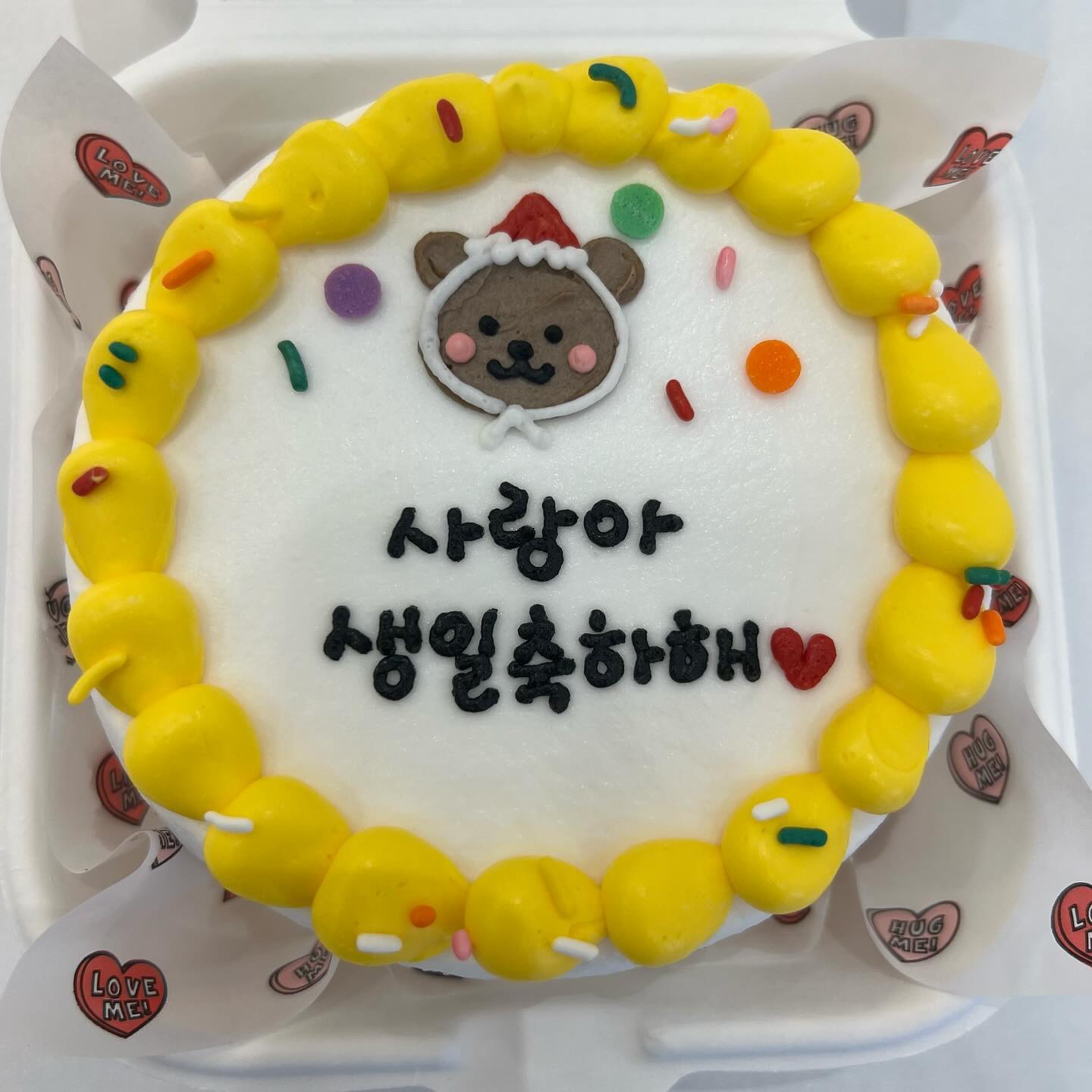 #협찬 사랑이가 태어난지 11년째 생일🥳🎉
코코 가서 사랑이가 좋아하는 소세지랑 영양제를 사고
케이크도 있어야겠지..? 하면서 #루다케이크 들렀습니당 ㅋㅋㅋ

사랑이 생일 기념 케이크🎂
이지만 얜 못먹는거니깐 사실 내가 먹을거 ㅋㅋㅋ

우리집엔 케익 좋아하는 사람이 없네요🥲
그래서 큰 케이크 사기 힘들었는데
여기는 손바닥사이즈의 케이크가 나와요😀

쌀가루와 동물성생크림으로 만들어요!
요 작은케이크 안에 재철생과일이 많이 들어있어요👍🏻
너무 맛있어서 한번에 다먹었어요🤣

요즘은 하얀 생크림 시트에
심플하게 레터링만 한 케이크들이 예쁘더라구요❤️

좀 있으면 신랑도 생일인데
여기서 또 작은 케이크 주문하려구요😍

귀염뽀짝한 마카롱도 많아서
선물하기도 좋을거 같애용😋

rudacake

#아산레터링케이크 #아산주문제작케이크 #탕정케이크 #아산도시락케이크 #천안도시락케이크 #천안레터링케이크 #천안케이크주문제작 #아산케이크 #천안케이크 #루다케이크
