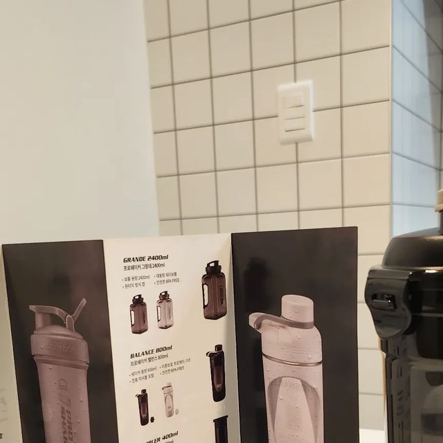 @pro.review_ on Instagram: "#광고 운동을 위한 필수 프로틴! 프로틴 마시기 위한 프로틴 쉐이커는 락앤락 프러쉐이커로 추천드립니당!!😄 우선 제품이 너무 예뻐서 추천! 중간에 있는 망 덕분에