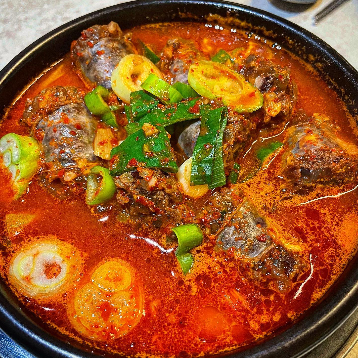 #해운대 #따귀집 #뼈구이 #순대국

매콤한 게 땡겨 찾아간 마린시티 뼈구이집
캐치테이블 앱으로 웨이팅이 가능하고 방문 후 키오스크로도 예약이 가능하니 자리가 꽉 찼다싶으면 바로 예약부터 거는 걸 추천‼️

각 테이블과 벽에 메뉴판이 있는데 대표 메뉴는 뼈구이와 족발 그리고 순대국이다. 매콤한 뼈구이와 조합이 좋을 것 같아 우린 뼈구이와 순대국을 주문했다. 순대국은 식사용과 안주용 2가지가 있는데 한 잔 곁들일 생각에 안주용으로 주문했다. 

순대국이 먼저 나와서 국물 한 술 떴는데 세상에 대존맛탱
안주용은 밥이 포함이 안 돼 있지만 한 모금 뜨자마자 공기밥 추가 해 버렸다.
깊고 진한 국물과 통통한 순대, 그리고 고기까지 건더기가 한 웅큼 들어있어서 국물러버 국밥러버라면 무조건 추천👍🏻👍🏻

순대국에 한 두어잔 하니 나온 뼈구이🐷
붉으스름한 양념 소스를 머금은 돼지등뼈가 접시에 가득 나왔다.
테이블 내 마련된 비닐 장갑을 끼고 살을 발라내어 소스에 듬뿍 찍어 먹으니 뒷통수부터 찡한 매움이 싸악 올라왔다. 살고기가 꽤 많이 붙어있었고 뼈 사이사이 쫀득한 힘줄도 넘 맛있었다.

고기가 부드러워서 큰 힘 들이지않아도 발라져서 양념과 함께 밥에 올려먹었더니 진짜 저세상맛ㅠㅠ (지금도 군침넘어가는 건 안 비밀🤣)

감자탕, 뼈 해장국을 평소에도 좋아하는데 이렇게먹으니 또 다른 느낌이라 정말 맛있게 먹었다. 조만간 또 갈 생각 야호😋

📍가격
✔️순대국 : 12,000원
✔️뼈구이 : 22,000원

#먹뽀N #부산 #부산맛집 #해운대 #해운대맛집 #마린시티 #광안리 #광안리맛집 #뼈구이 #따귀집 #등뼈찜 #순대 #순대국 #순대국밥 #술국 #먹팔 #맞팔 #먹스타 #먹스타그램 #💜