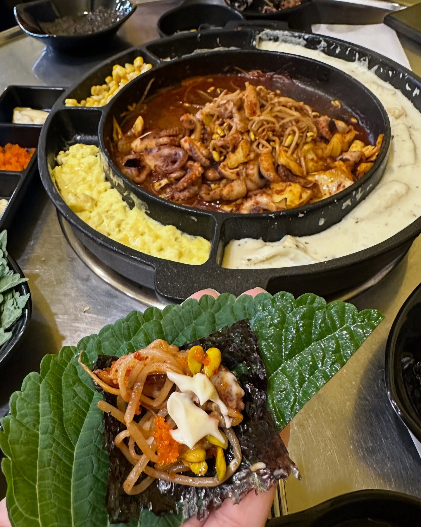 미국에 간 뒤 5-6년 만에 처음 들어온 친구랑 한국에서 먹은 것들! 미국에서도 먹을 수 있는 게 있고, 아예 없는 메뉴도 있지만 있어도 가격대가 다르니 ㅠㅠ 함께 추억의 음식들도 많이 먹었다.

쭈꾸미, 오징어회 외에 그냥 호떡도 아니고 신천 호떡, 한강 라면, 지코바, 이삭토스트, 떡볶이 들도! 사진에 없는것도 있음 ㅋㅋㅋㅋ다른 사람들 만나면 한식 위주로 먹었다는데 나랑 제일 다양하게 먹은듯하다🤭

또 와 ❤️‍🔥 gajatteonaja 

#추억의음식#여행은먹는재미