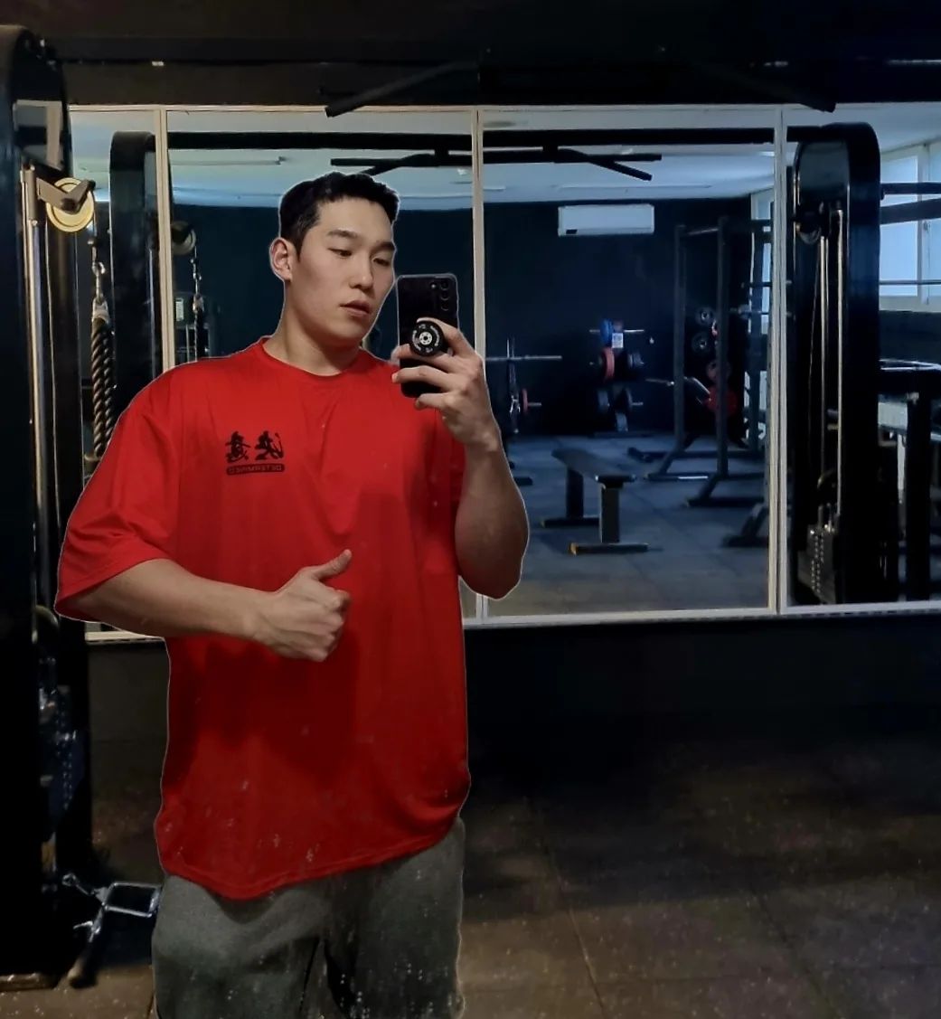 탑건은 엄지로 얘기해요👍

새해 복 많이 받으시구요👍👍
설 끝나고 다이어트 잊지 않았죠?
여름준비는 지금부터여!!!👍👍

👕 : 디터민드[결의] dtmd_gear
