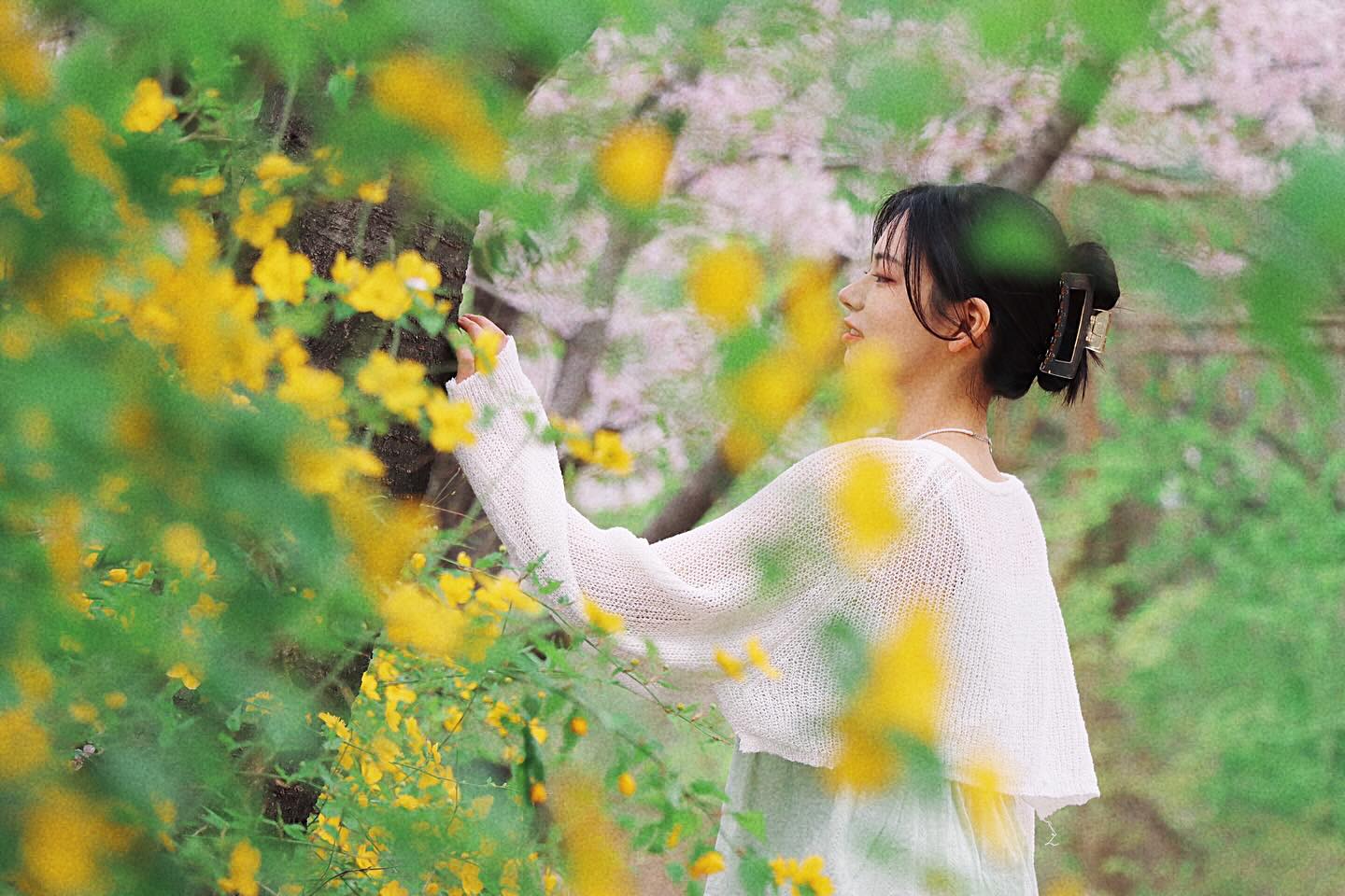 🌸🌿🌼

벚꽃이 지면 우리 사랑은
여름처럼 뜨거워질 수 있나요

우리의 시작이 조금 따뜻했다면

이젠 좀 더 뜨겁게 서로를 안아줘요