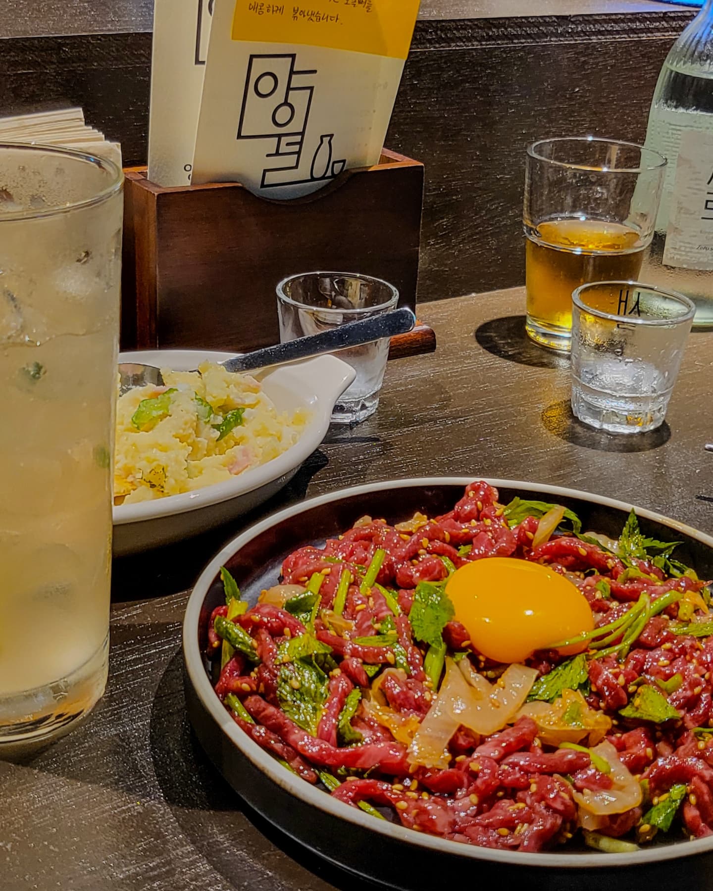 -
📌양월

조용하고 분위기 좋고 안주도 맛있는 아지트 발견!
하이볼이랑 페어링 좋은 안주들👍
덕분에 하이볼 2잔 순삭😍
아쉬운게 있다면 사시미가 없또요😭
그래두 또 가야지~

#양월
#부평술집
#하이볼맛집
#또가야지