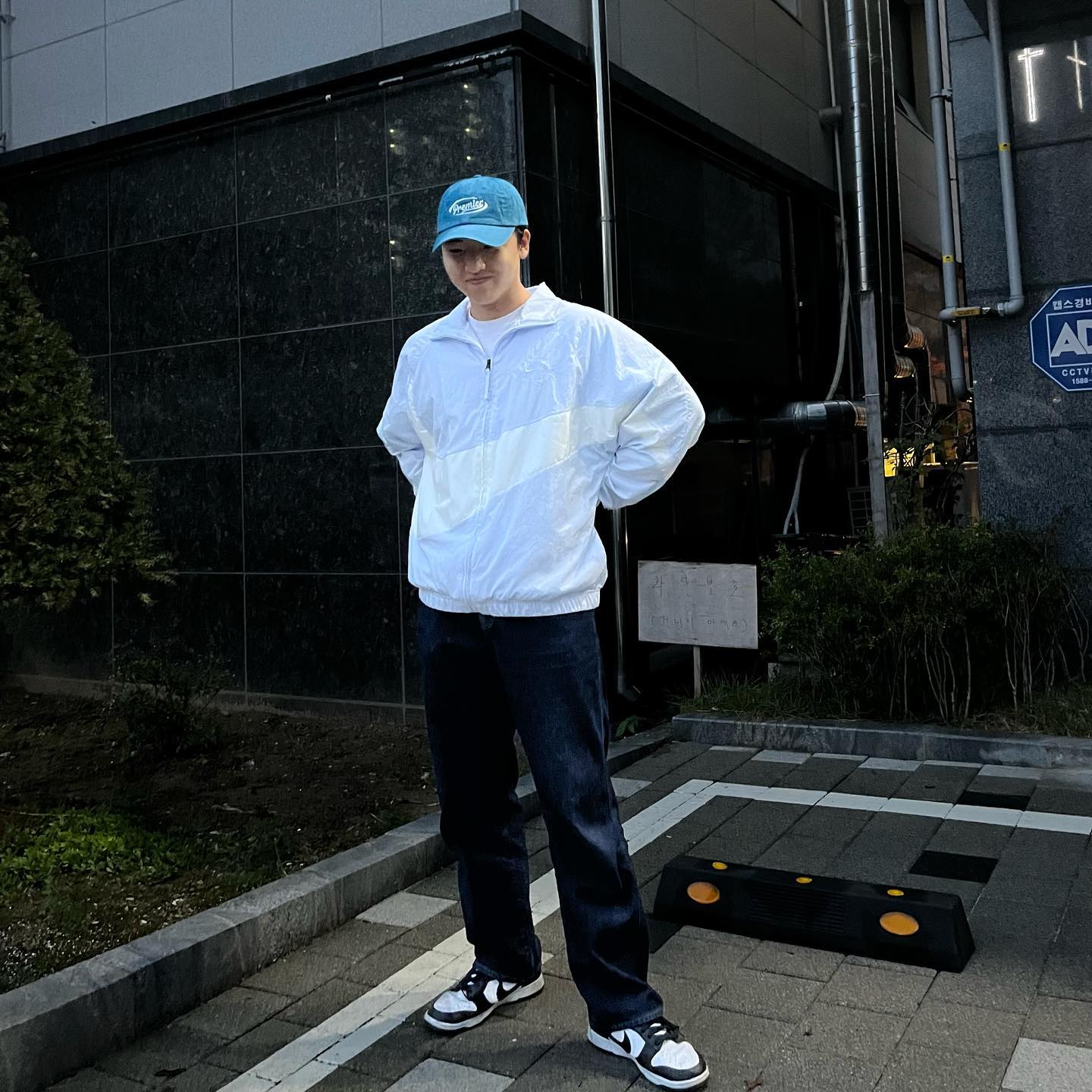색감 너무 맘에 든 모자쓰고 외출ㅎㅎ
모자나 신발만큼 편하게 옷입고 포인트 주기 좋은 아이템은 없은 것 같아요ㅎㅎ
로고도 심플하고 워싱된 색감도 예뻐서 아주 만족!

premi3r_korea #프리미어모자 #premi3r #모자코디 #외출룩 #심플코디