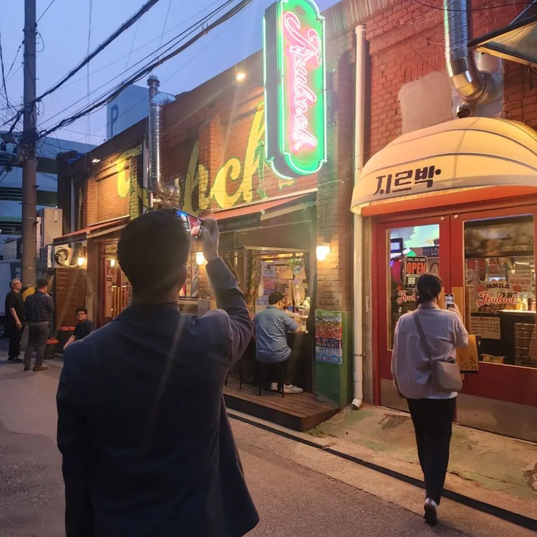 #협찬

영등포에 이런 곳이?!
레트로 느낌 오지고
예전 향수 돋게 하는 음악까지!

분위기도 좋고
안주의 종류가 많지 않은 건 살짝 아쉬웠지만
메인 닭볶음탕은 진짜 술안주로 최고 JMT!

중장년층 뿐 아니라
MZ까지 모두 다 즐길 수 있는
#감성포차 #지르박포차
