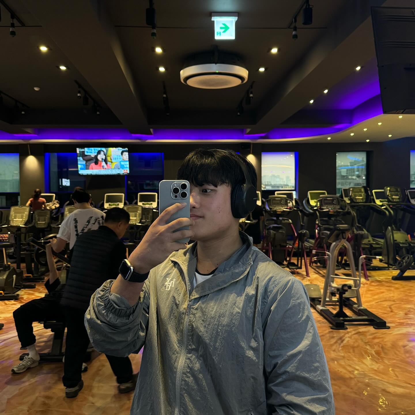 오늘은 하체 했습니다👍🏻💥 

하체 컨디션 생각보다 좋아서 오늘은 중량좀 올려서 진행했습니다 
스쿼트는 6세트 정도 했습니다! 

빈 봉으로 20방 60 10방 / 100 10방 / 130 2방 / 140 1방
 / 150 1 방 / 155 1방 

오늘은 155까지 성공했네요 160 언제 성공하지,,, (›´-`‹ ) 

이제 보고서 쓰러 가야겠다...