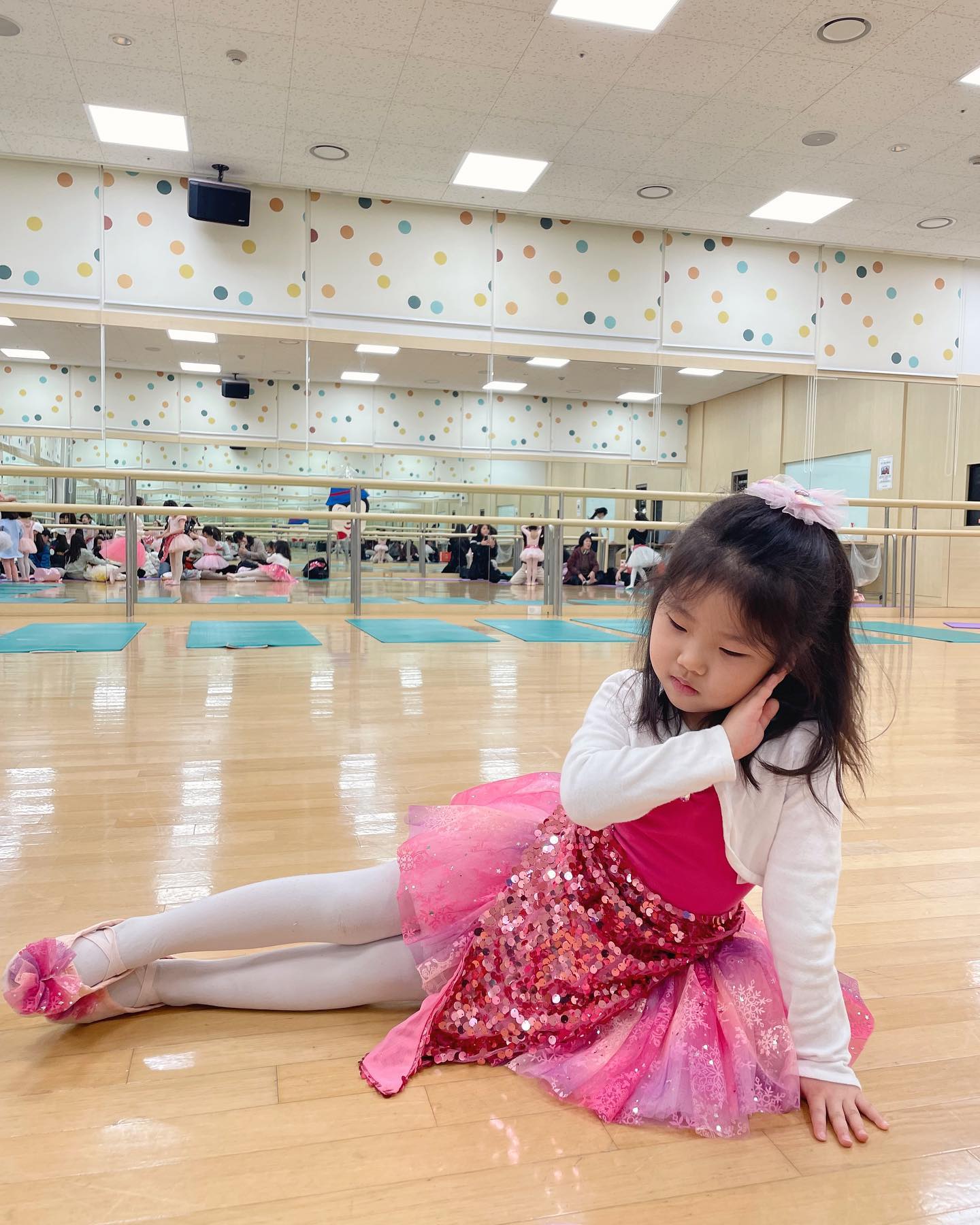 지난 토요일은,
콩나물 문화센터 발레 가을학기 종강이라
학부모 참여수업이 있었다.
그 중 인어공주 노래에 맞춰 춤추는게 마음에 들었는지
준비자세가 진심이길래, 사진시간에 끌껄대며 한번만 더 앉아줘ㅠㅠㅋㅋㅋ하니 냉큼 앉아 포즈도 취해줬다ㅋㅋㅋㅋㅋ

발레 끝나고 유진이 종로에 팝업스토어 열려서 오랜만에 서울도 갔다:
눈에 밟히던 귀걸이도 샀는데,
진짜예뻐..반짝반짝 자개까지 취저라 골드랑 고민하다 실버로 샀다.. 사실 골드한테 거의 넘어가기 직전이었는데 자개한테 홀렸음.

그와중에 엄마 쇼핑하는거 구경하다 본인도 사고싶다며 울던 콩나물에게
나중에 초등학교 졸업할 때 사주겠다고 약속하니,
거짓말..이라며 불신의 눈초리를 보내는데, 엄만 거짓말 한 적이 없어요..
지금은 무조건 잃어버리니까 졸업선물로 사줄게- 지금은 아니야, 이모한테 주문하자- 하고 한참을 달랬다.
7월이니까 자긴 루비라며 울길래, 그래 아라따-

그렇게 집에와서 기절 엔딩🫠
종로 간 김에 구경 더 하고싶었는데, 생각보다 날이 더 추웠고 콩나물도 훌쩍거리길래 집으로 바로 돌아왔다.
감기조심.

#우리집_콩나물 #내사랑집요정과함께 
#트윙클발레수업🧚‍♀️ #악귀여워❤️ 
#종로 handal.jewelry #handaljewelry #귀걸이 
#날이춥다 #감기조심하기 #일상의주말