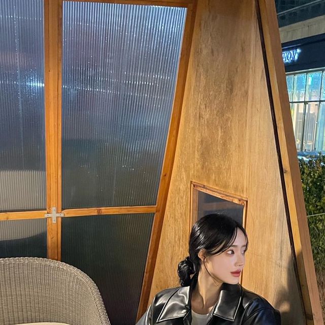 박산하 on Instagram: "#광고 @vivabrown_official 투웨이 카라 크롭 레더 숏패딩 은은한 광택감으로 고급스러운 레더 패딩 역시 비바브라운 .. 🖤 이 패딩 역시 투웨이로 다양하게 입을 수