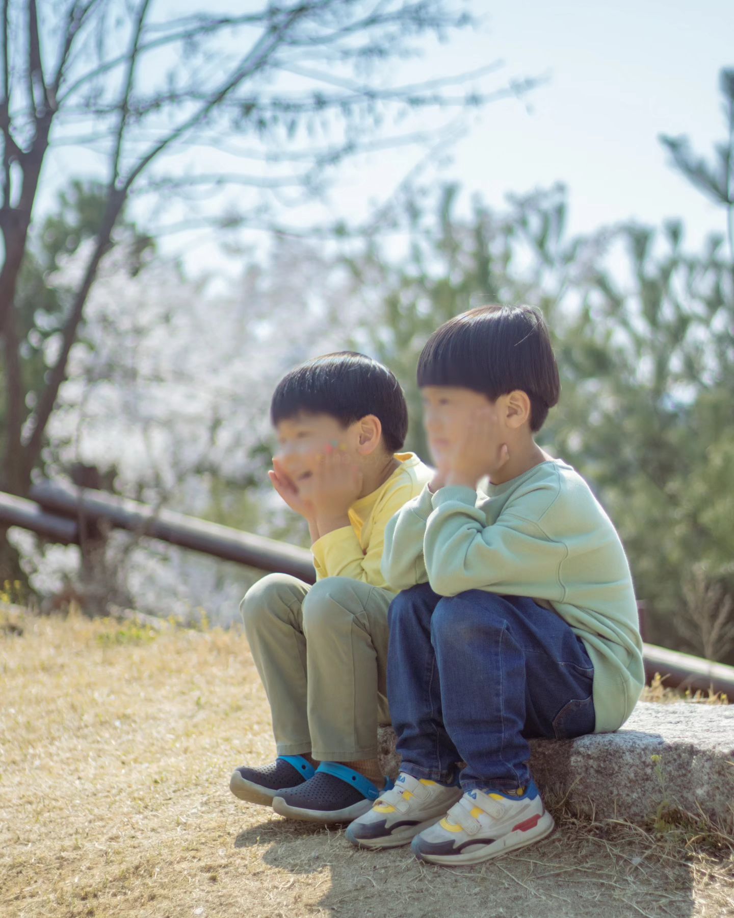 사진 찍는다고 꽃받침 하는 아기는 너무 예쁘잖아