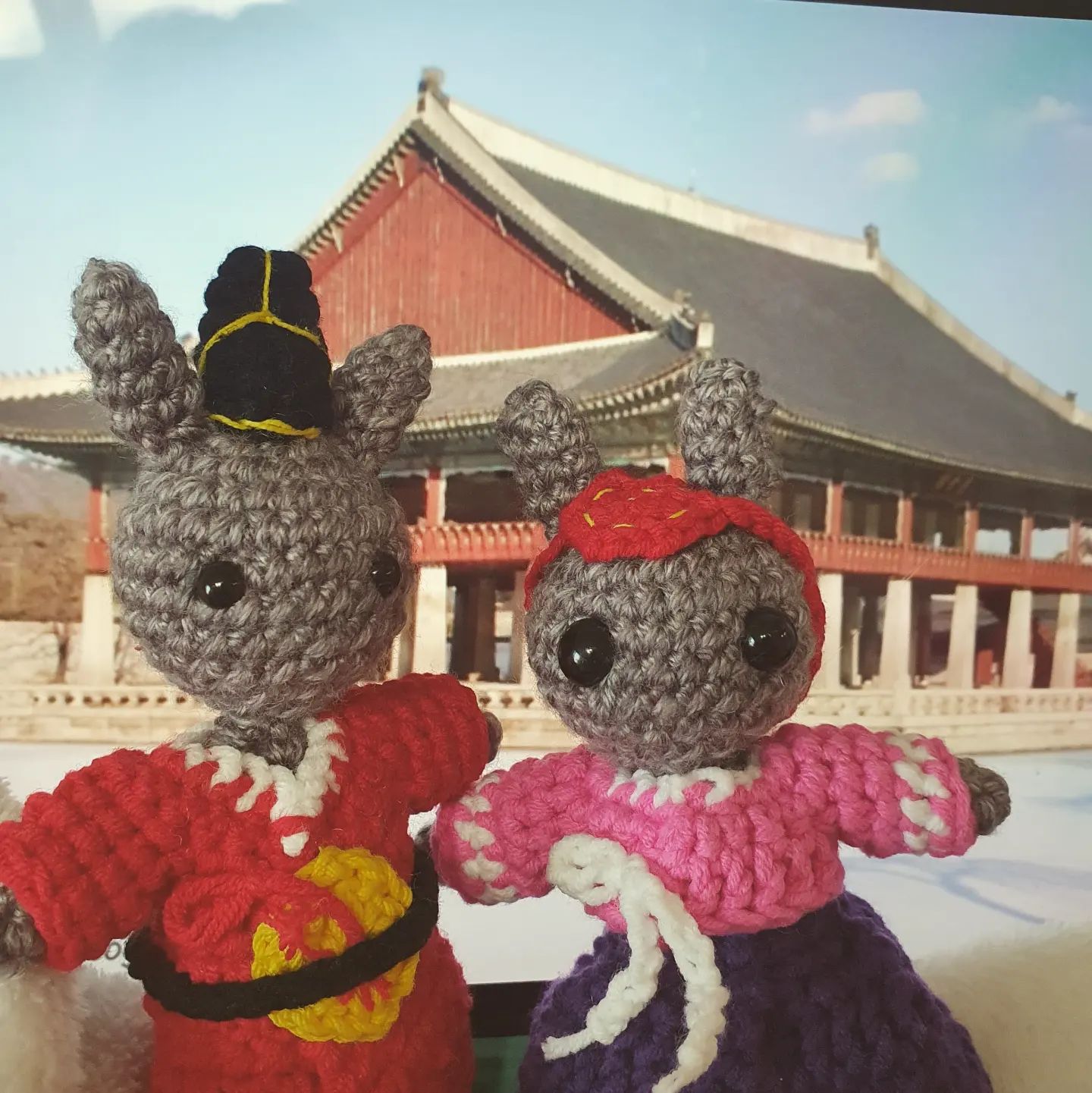 #계묘년 #코바늘인형 #가방소품 #키링 
#왼손잡이뜨개 #왼손코바늘 #자작
남자한복이 안이뻐서 왕을 만들었는데
여자토끼는 그냥 한복을 만들었더니
뭔가 신분을 넘는 커플같...
눈동자 크기를 다르게 했더니 크기가 달라보임..
다음과제는 저 팔을 좀 내려보는거.. 인형이 작아서 잘 안되네..
#팔아프겠다