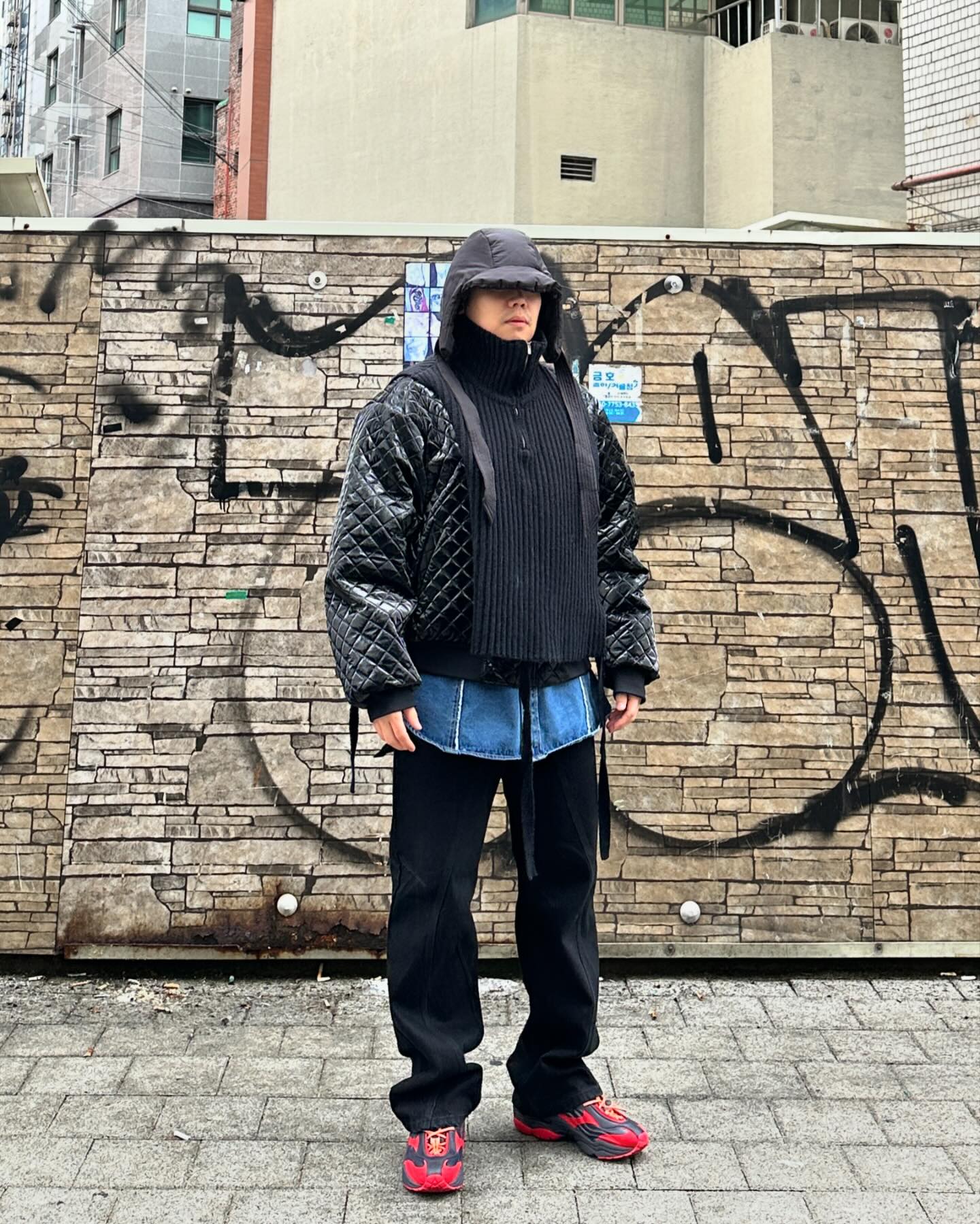 #건담 #자쿠 #ㅇㅇㅌㄷ 

건담에 나오는 자쿠를 아시나요? 최신 건담에도 자쿠가 나오는지는 모르겠는데 저는 어렸을때 왠지 자쿠가 멋있어보였습니다 모자만 트루퍼햇으로 써봤는데 왠지 자쿠 느낌이 나서 추억도 떠오르고 해서 썰좀 풀어봤습니다 

제가 애정하는 퀼팅 바시티 자켓에 니트 집업을 입어주고 포인트로는 
청 셔츠를 레이어드로 하고 
요즘 저한테만 핫한? 강혁신발을 신어주었습니다 

#ザク #트루퍼햇 #스트릿패션 #주말룩 #룩북 #바시티자켓 #퀼팅자켓 #mansoutfit #패션스타그램 #패션소통 #ffff #패션공유 #스트릿남자 #남자패션 #겨울코디 #레이어드