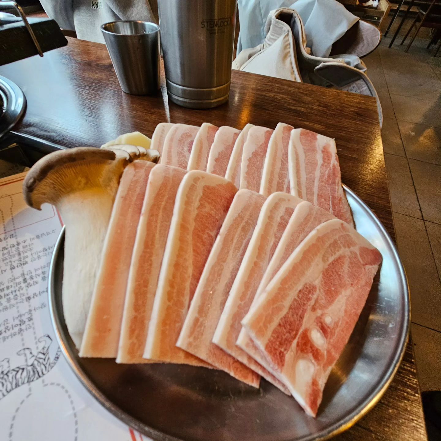 •
-
제대로 된 냉삼 맛집 발견
.
고기 질도 좋고 잡내 전혀 없고
.
감칠맛 장난 아닌 냉삼 퀄리티
.
근데 여긴 사이드가 미친 구성
.
후식으로 주는 설탕 뿌린 토마토
.
옛 향수 자극 
-
#__호랑이상회#고기맛집#고기집#범계맛집#범계고기집#범계데이트#호계동고기집#호계동맛집#안양맛집#안양고기집#안양데이트#맛집투어#고기는사랑#먹스타그램#안양가볼만한곳#맛스타그램#안양돼지고기맛집#핫플#안양회식#호계맛집