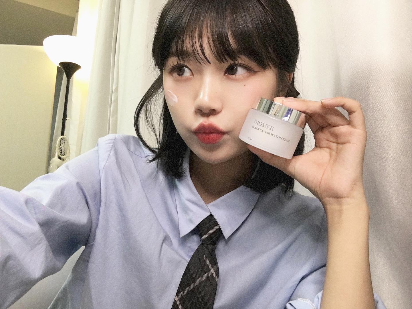 #제품협찬 디오메르 블랙 캐비어 워터크림🤍

-평소에 복합성피부라서 크림을 고를때 까탈스러운데 블랙캐비어 워터크림은 수분감은 꽉 채워주고 유분기는 없는 찰떡 크림이라서 좋았어요✨

-일반 드럭스토어에서 파는 제품보다 훨씬 피부에 잘 흡수되는 느낌이라서 화장도 엄청 잘 먹어요🧚🏻‍♀️

-그리고 저는 얼굴에 닿는 제품을 고를때 향도 중요하게 생각하는 향이 독하지 않고 은은하게 꽃향기가 나서 너무 좋았습니당🌸

-밤에 피부케어할때 저는 모델링팩을 자주 쓰는 편인데 모델링팩 후에 마무리 케어 크림으로도 찰떡이에요✨