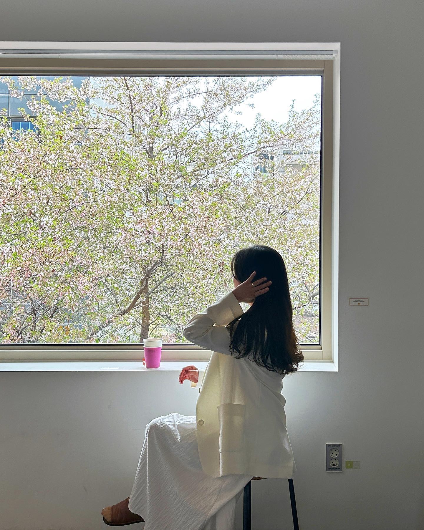 저번 주 금욜 ! 한 발 늦은 #엘아이티 

대구 살 때는 꽃놀이하러 부산 경주만 댕기다가 ㅎㅎㅎ
이제와서 #대구벚꽃명소 가고픈 건 무슨 심리?
다음엔 더 일찍 내려와서 홀그레인도 어노잉도 다 ~~ 가야징 >____< ❤︎

#삼덕카페 #LIT