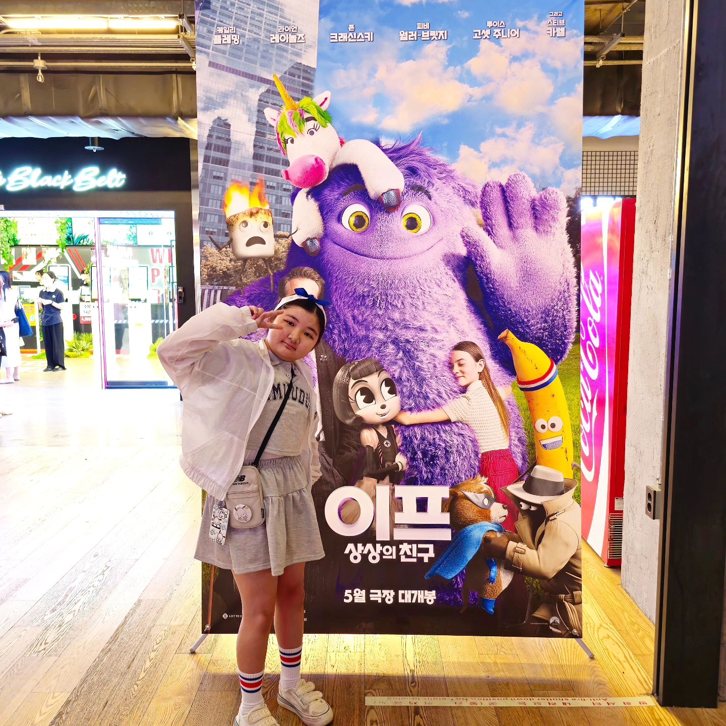 #협찬
[삼성역 메가박스]
이프:상상의 친구📽🪻

어젠 샤🎀랑 "이프:상상의 친구"영화시사회에 다녀왔어요✌️

5월이라 가족영화들이 여럿 나오는데..
그중 샤🎀랑 찜콩하고 개봉하면 보러가야지~했는데
운좋게도 시사회에 참석할수있었네요😁

움직이는 "블루"와 사진도 찍고,
캡슐뽑기로 굿즈 선물도 받고,
하얀 풍선으로 만들어진 곰돌이도 선물받았다능👍
(블루가 머리쓰담해주었을때 너무 부드러워 기분이
좋았다고💓)
블루! 넌 사랑이야🥰

다양한 이벤트행사들도 좋았지만
무엇보다 따뜻하고 간지러운느낌의 힐링을 선사해준
영화의 힘이 더 중요한데요💓

샤🎀랑 평소처럼 팝콘에 콜라마시며 영화에 슬슬 몰입하다..
어느순간 둘이 손을 꼬~옥 잡게되고,
나중에는 서로 눈물도 닦아주고 꼭 안아주며 귓속말로
사랑해~속삭이게 해준 힐링 그자체의 영화였다죠💕
(어느새 샤🎀랑 서로 눈물 닦아주며 영화보는 날이 왔네요😅)

귀여운 이프친구들과
멋있는 라이언 레이놀즈&존 크래신스키등을 
만나보고 싶다면 5월15일에 개봉하는
"이프:상상의 친구"관람해보시면 좋을것같아요😘

#정시아😘
#샤샤공주👑
#정샤💓
#정베비👶 #주니어 #주니어모델 #주니어뷰티 #초딩 #사랑스러운
#초등일상 #가족영화 #이프 #이프_상상의친구 #라이언레이놀즈 #5월15일대개봉 #영화추천 #가정의달 #영화시사회 #가족영화추천 #영화데이트
