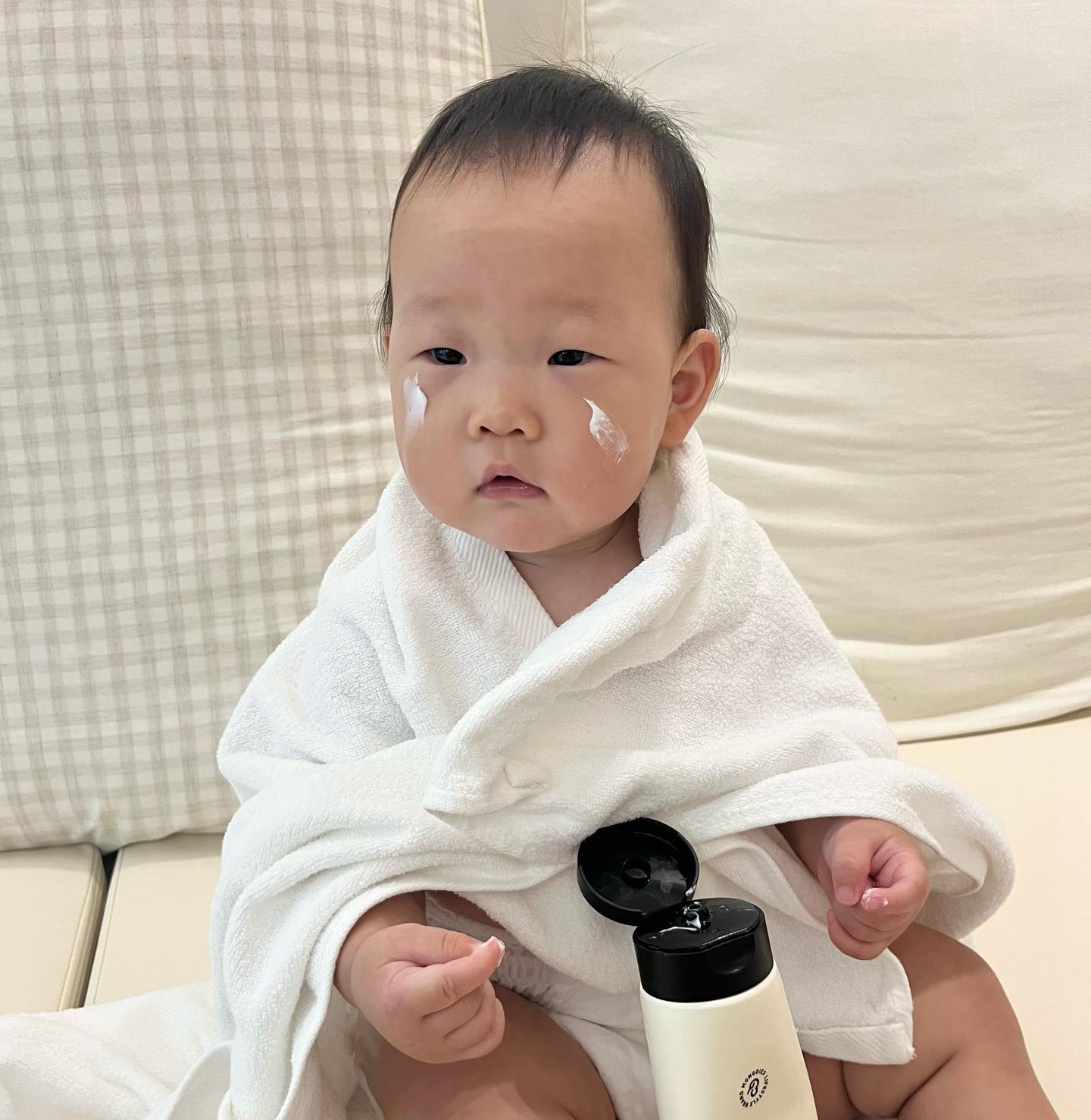 다율이 꿀피부 비법은 몽디에스 아토크림💟

다율이가 신생아때부터 꾸준히 사용중인 몽디에스 아토크림! 덕분에 매번 이모들이 다율이 촉촉한 피부보고 실제로 몇번씩이나 어떤 제품 사용중인지 물어봤다죠😇😇 

향도 너무 좋아서 매번 신생아때 냄새가 나서 매번 킁킁 아기냄새 맡는거 뭔지 다들 아시쥬🤎🤎

아토크림은 100시간이나 지속되는 고보습으로 가장 중요한 보습은 정말 최고인것 같아요! 아기 제품이라 성분도 꼭 확인하는대 All EWG 그린 등급으로 맘 놓고 사용하고 있답니다😌

몽디에스가 4년 연속 아기화장품 브랜드 1위 누적판매 1,100만개를 돌파했다고 해요!🤍 꼼꼼한 맘들이 괜히 다들 믿고 사용하는게 아니겠죠?!!

#몽디에스 #mongdies #아기크림 #베이비크림 #신생아크림 #유아크림 #아토피크림 #보습크림 #아기화장품 #제품제공

mongdies_official