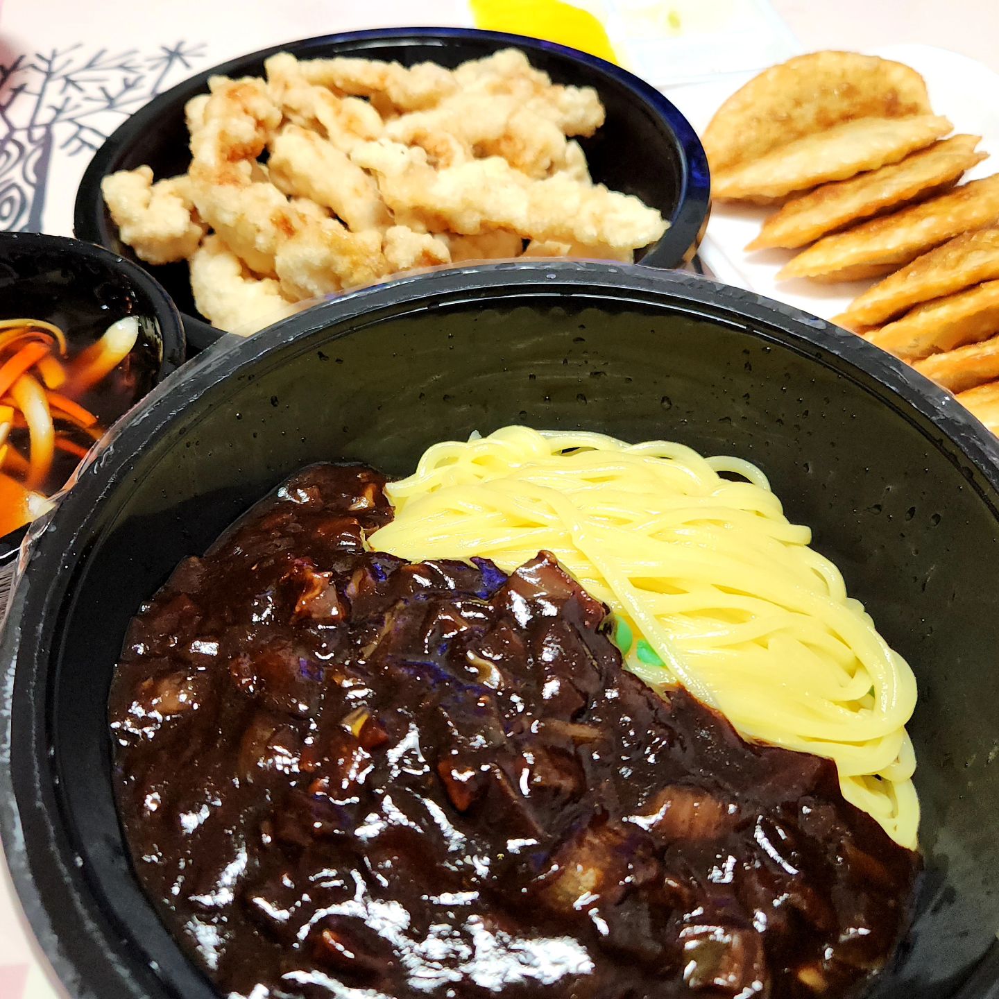 짜짜 짜장면👍

자장면이라하면 뭔가 맛이 안살아요 그죠?ㅋㅋ

밥 많이 해놓고 김밥재료 준비하고 
짜장면 시킨나 

다 그런 경험 많으시죠?
장 잔뜩 봐오고 배달음식이나 외식하는경우

저만 그런거 아니라 말해주세요😅
.
.
.
#자기합리화 ㅋㅋ
#짜장면 #중식 #배민 #내돈내먹
#주방파업 #주부 #다이어트는내일부터