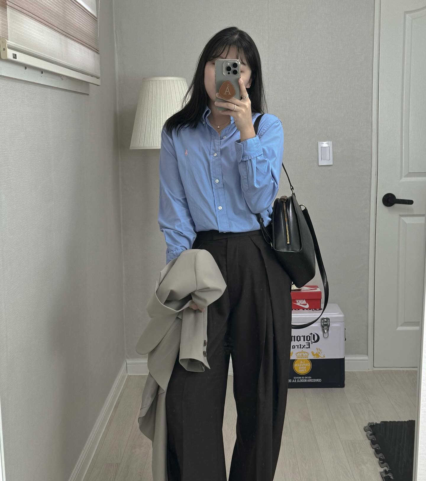 너무 더워서
자켓 그냥 들고다니는 사람 되버린,,💦