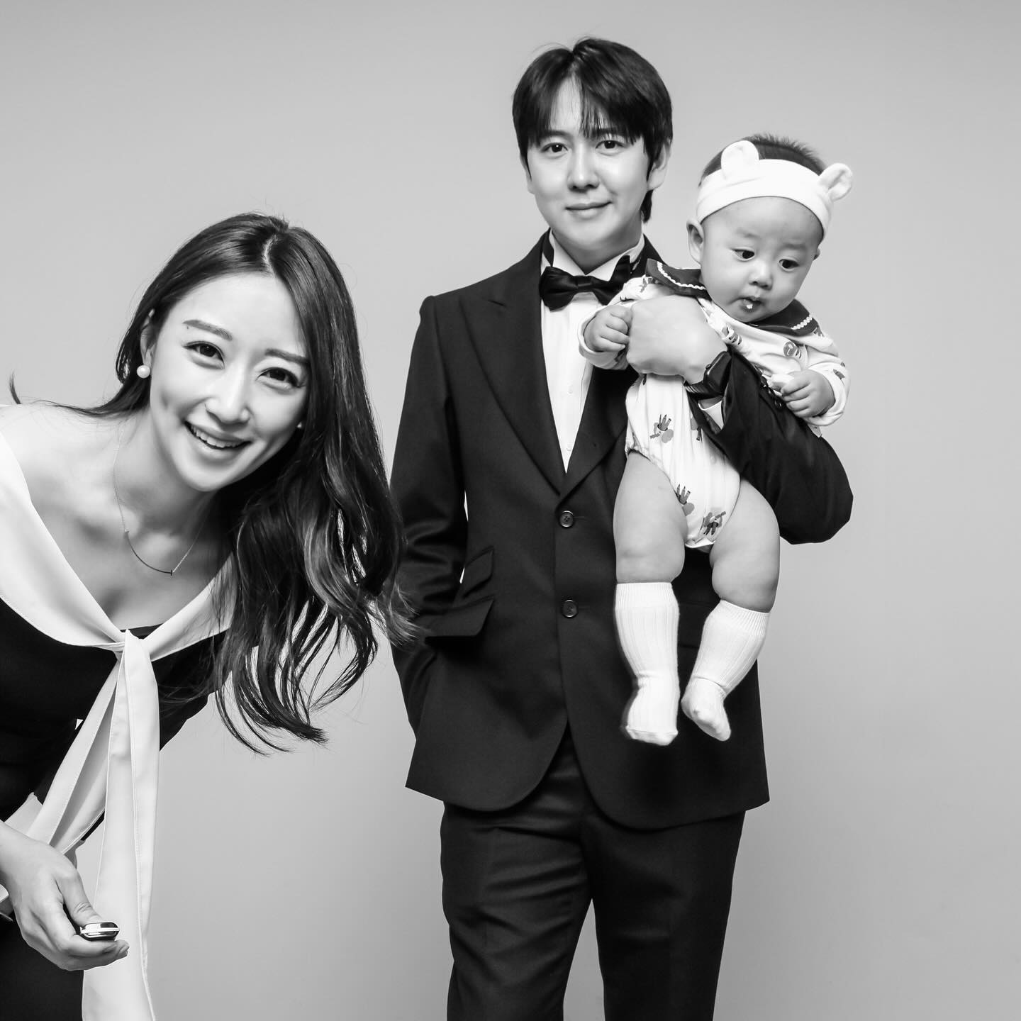 둘에서 셋으로 함께하는
우리부부의 두 번째 생일을 기념하며📸✨
윤햇살 떡뻥범벅 너무너무 귀욥눙😘❤️❤️ 
.
.
.
#2주년#결혼기념일#앞으로도잘부탁해#가족#가족사진#햇살맛집#함께#행복#셀프사진관#페어링룸#우행시#그래서#여보#선물은 ?