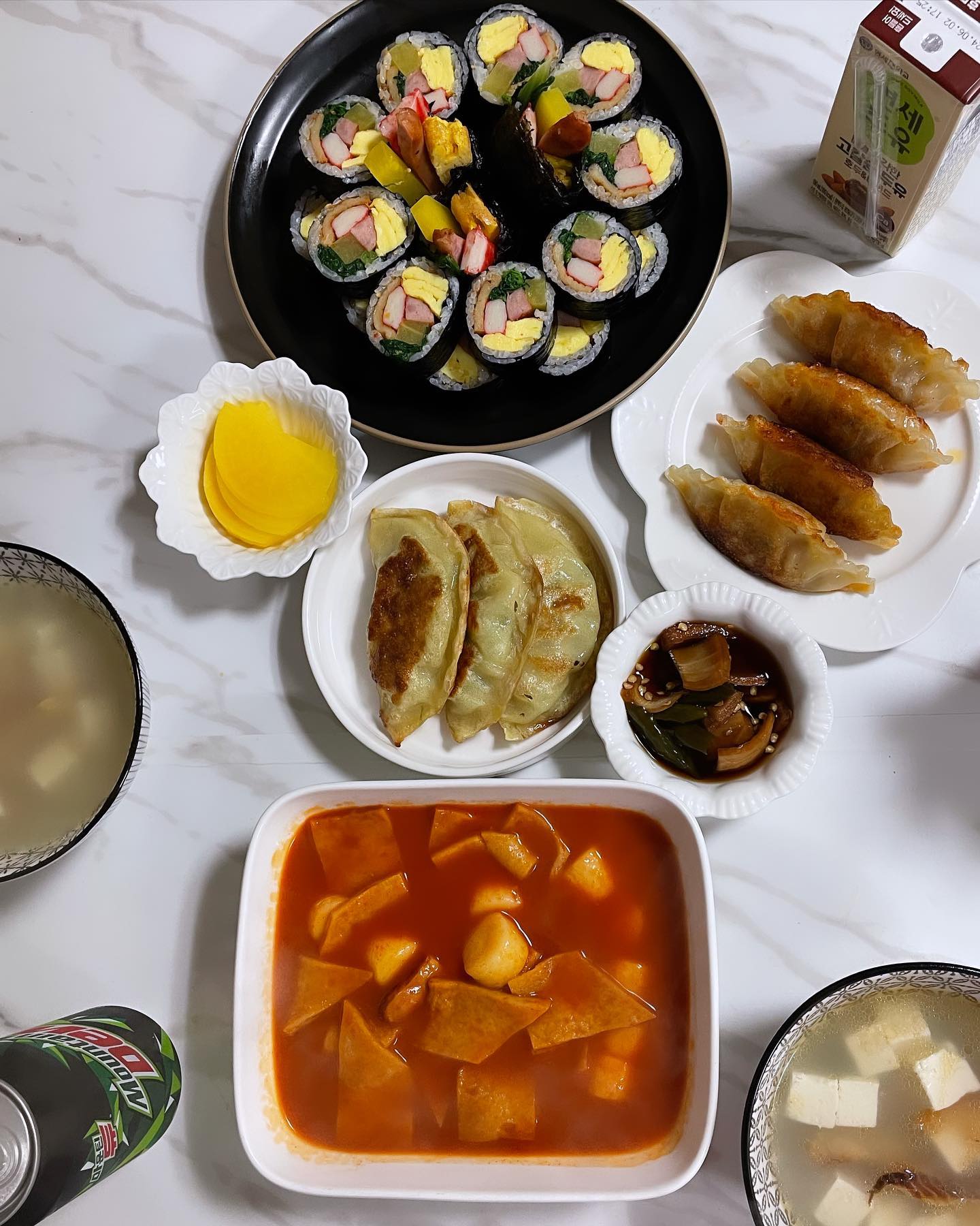 #오늘아침 #분식 #쵸나네밥상 #쿠킹쵸나 #제주맘
맛있는 아침밥!😊
분식 땡기는 오늘의 식탁 ㅋ

#떡볶이
#더미식만두
#김밥
#황태국

냠냠 맛있게 먹고나니
내일은 뭐 먹지? ㅋㅋ

#카제스타그램