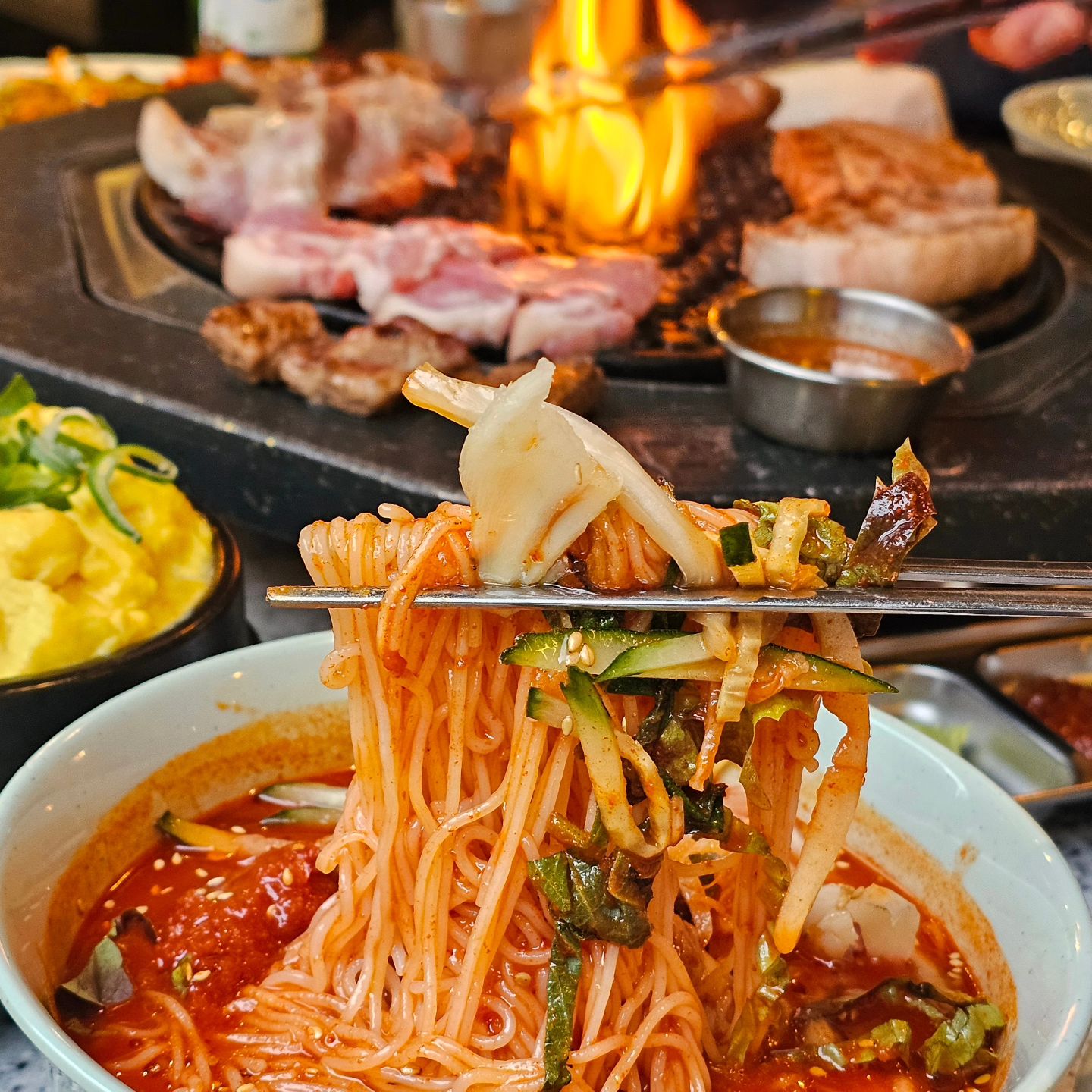 ✈️ 
창원에서 제주 감성을 가득 느낄 수 있는 고기집 제줏간😍

🌿푸릇푸릇 한 인테리어가 너무 이뻤고 테이블도 넓어서 마음에 쏙
고기와 사이드 종류도 다양하고 
특히 사이드 메뉴는 가격 대비 양도 많은 편! 

특목살,특삼겹살,쫀득살,돼지껍데기 시켜서 먹어봤는데
고기도 맛있게 구워줘서 먹기 편하고 고기 맛도 훌륭!👍
부드럽고 육즙과 풍미가 가득 가득👏

기본 제공되는 김치찌개도 맛있고 셀프 코너도 있어서 만족
파송송계란찜도 고소 담백, 소스 듬뿍 비빔국수도 새콤달콤
활화산 볶음밥까지 너무 맛있었다는!!! >_<
또 먹고 싶다... ♥

🎈제줏간 창원상남점
✔️경남 창원시 성산구 마디미로21번길 4 아이존상가 2층
✔️영업시간 매일 16:00~02:00
✔️0507-1350-0374

#제줏간창원상남점 #제줏간 #창원상남맛집 #창원맛집 #창원맛집추천 #창원상남동고기집 #창원고기집 #창원제줏간 #리뷰노트