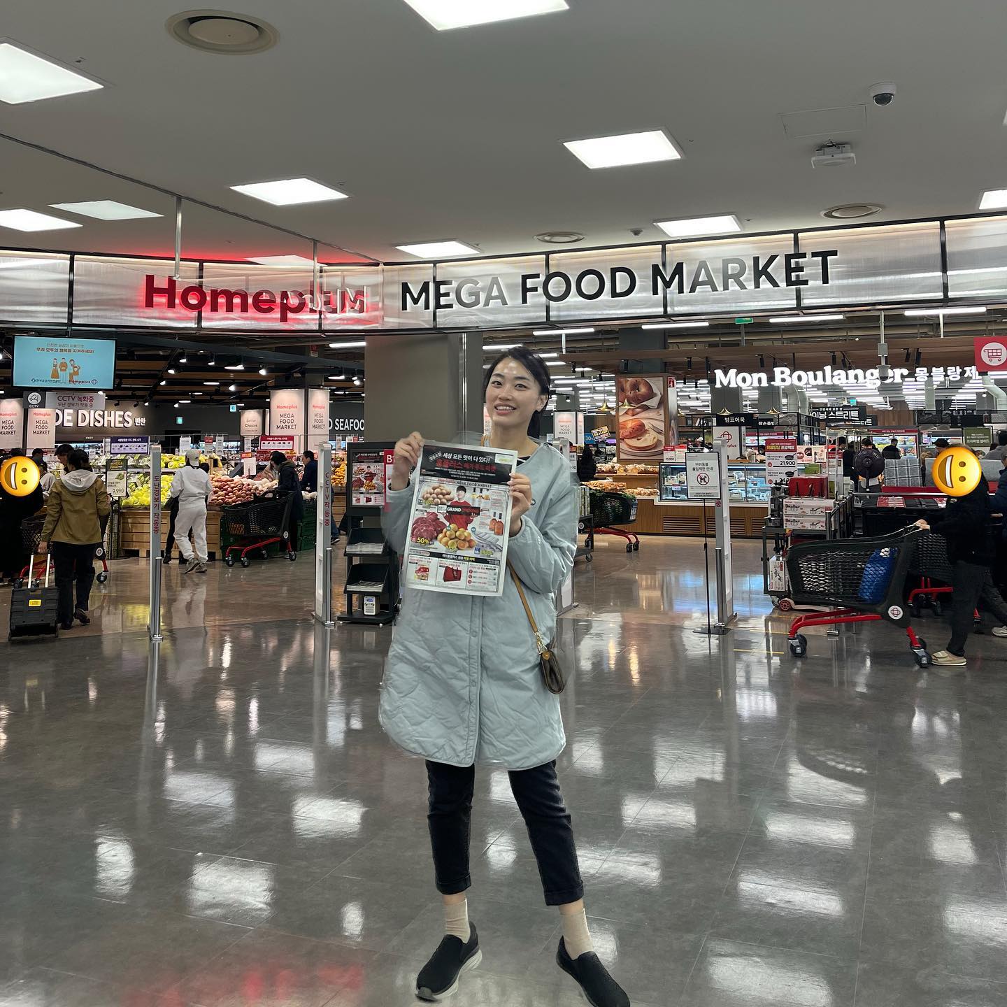 #광고 homeplus_life 
가을 단풍 구경할 겸 가족 캠핑 계획하고 있는데 
마침 홈플러스 메가 푸드 마켓 영등포점 리뉴얼 오픈 소식 들려 달려가봤어요!😀👏

깔끔한 인테리어에 넓고 쾌적!
쇼핑동선도 넘넘 깔끔해 완전 편안하고 힐링 그자체.
게다가 홈플러스 메가 푸드 마켓 영등포점에는 신선한 재료와 다양한 먹거리들이 있구요.
할인에 할인을 더해서 완전 득템하는 느낌?!ㅎ
얼릉 구경가세요~💃

🥩원하는 부위를 용도에 맞게 바로 손질해주는 THE STEAK HOUSE
🍷취향저격 와인과 전세계 다양한 위스키를 한자리에서 만날 수 있는 The Wine Cellar
🍎세상의 모든 달콤함 FRUITS 코너
🍯전 세계 20여개국 500여종 다양한 맛과 향을 느낄 수 있는 월드소스.
🍜총 200여종의 국내외 라면부터 이색라면까지 만나볼 수 있는 라면박물관! 
🍣오늘 만든 회, 초밥 싱싱회관!
🌮간편식들이 쫘르르르~ 진열되어 있는 간편식의 모든 것 Dining Street
🍳엄선된 20여개 프리미엄 브랜드로 주방을 품격있게 Kitchenware
🛼세상모든 장난감이 다 있는 TOY Adventure LAND.
🎧아빠들이 넘넘 좋아하는 공간 electronics LOUNGE
☕️원두부터 머신까지 체험형 커피매장 COFFEE GALLERY

홈플러스 영등포점 리뉴얼 오픈 이벤트도 열리고 있어요.🎶🫶🏻
1. 선착순 사은행사
- 신한/삼성카드 10만원 이상 결제 시 선착순 3,000개 한정 장바구니 증정. 
(마이홈플러스 회원 대상 소진 시까지)
- 홈플러스 마트 또는 몰 5만원이상 결제 시 스티커 1장 증정. 
(행사기간 ▶ 11/9(목) ~ 12/9(토)까지 / 일 최대 2장 증정)
 : 4장 5천원 상품권, 8장 1만원 상품권, 12장 2만원 상품권 교환.

2. 홈플러스 영등포점 5천원 할인쿠폰 지급
 - 12/3(일)까지 사용 가능한 5천원 할인쿠폰. 5만원이상 결제 시 사용가능, 
영등포점 방문 시 사용가능.

🍁https://url.kr/4goptw 
서울시 영등포구 당산로 42 홈플러스 영등포점 

homeplus_life
#홈플러스 #메가푸드마켓 #홈플러스메가푸드마켓 #홈플러스영등포점 
#영등포홈플러스 #영등포와인샵 #영등포샐러드 #영등포대형마트 #영등포위스키 
#영등포밀키트 #홈플러스쿠폰 #홈플러스한우 #홈플러스삼겹살 #홈플러스와인 
#홈플러스위스키 #홈플러스샐러드 #홈플러스할인 #영등포핫플레이스 #영등포핫플 #영등포먹거리
본 포스팅은 홈플러스로부터 제품을 지원받아 작성된 컨텐츠입니다.