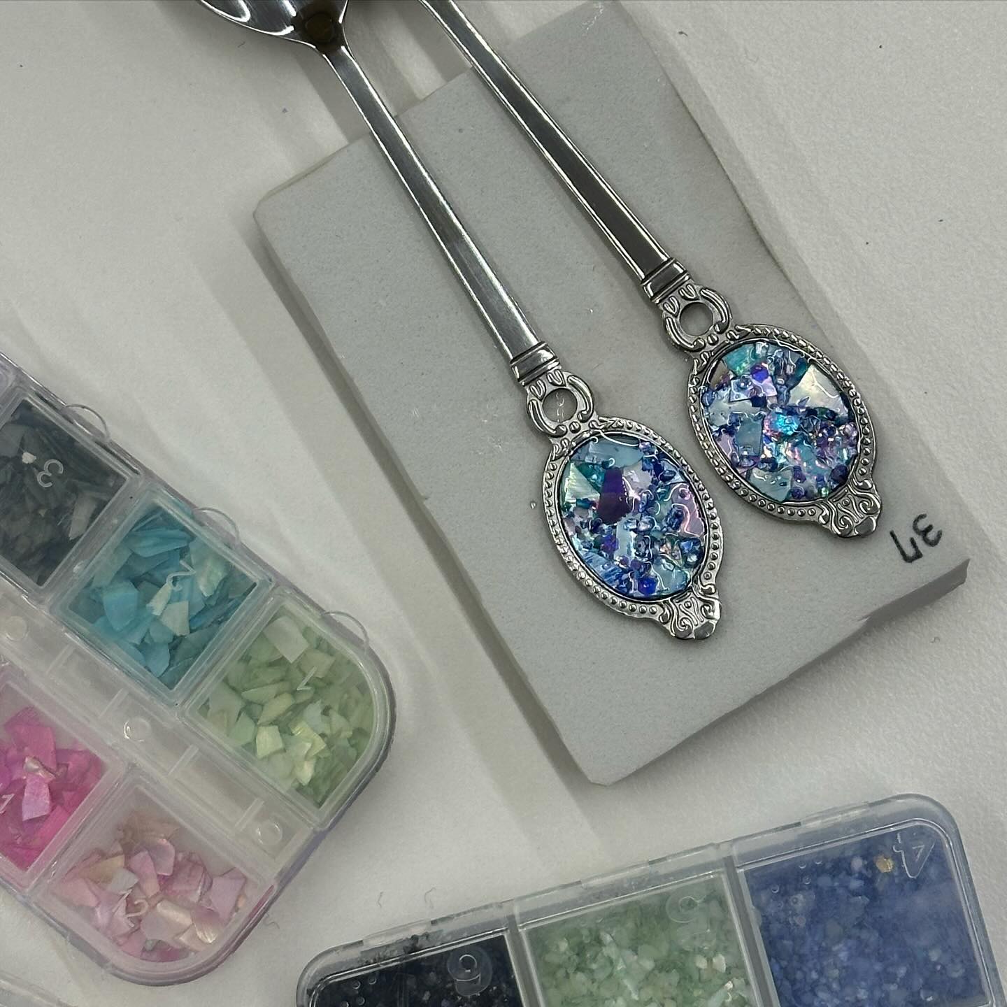 내가 만든 숟가락이랑 포크 🥄💙🩵🤍💜
죠아하는 색으로다가 자개 올리구 빤쨔기로 여백채우기〰️ 넘 재밌구 결과물도 맘에 쏙 들어 ! 오랜만에 야근을, 월화 이틀연속한지라 컨디션 괜찮을까 싶었는데 출장강의 최고쥬? ㅋㅋㅋㅋ 1시간만에 완성 가능한, 아주 짧고 굵은 1월 활동 최고얐다 🫶🏻 오히려 다 만들고도 라운지에서 수다파티열려서 지굼 집가는 우맄ㅋㅋㅋㅋㅋ 올해도 재밌는거 많이하자 🎭🩰🎨🎬🥁🎯🎳🎮♟️🧩

#레진아트 #원데이클래스 #올해첫 #클럽활동
#화향이야기 #출강 #수저포크 #만들기 🥄
