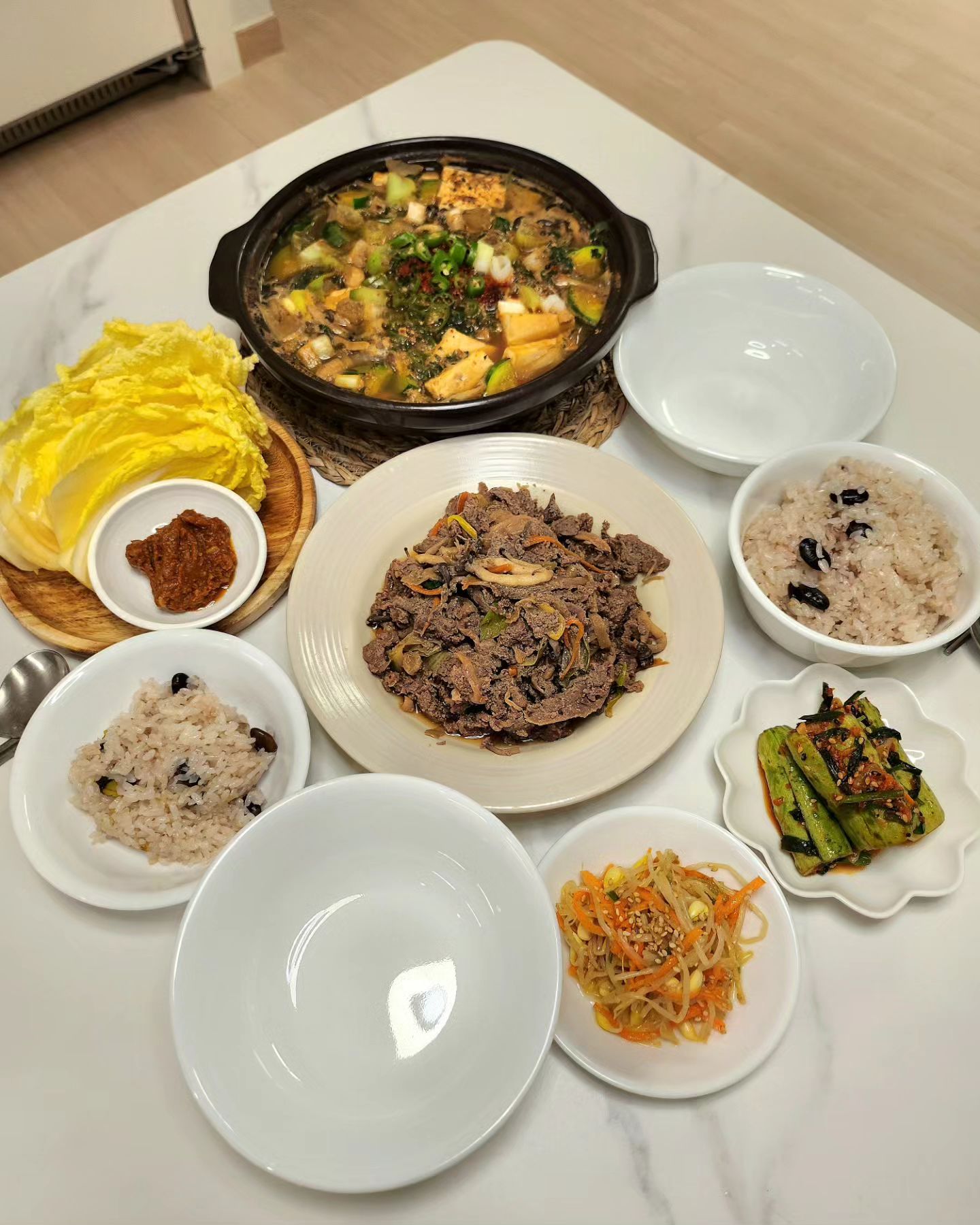#한끼는잘먹자 🍚
#소불고기 볶고 #된장찌개 끓여서 밥 먹어요😋

김치찌개 vs 된장찌개
 
다른 반찬들과도 궁합이 맞아야 겠지만
저는 찌개만 놓고 봤을땐 무조건 된장찌개요!!!!🤭

여러분의 선택은?🤷🏻‍♀️ㅋㅋㅋㅋ

.
.
.
.
.
.
.
#집밥#홈쿡#신혼#신혼밥상#저녁밥상#신혼저녁밥상#홈술#노동주#안주#술상#맛스타그램#쿡스타그램#먹스타그램#가정식#자취요리#선팔맞팔#먹팔환영